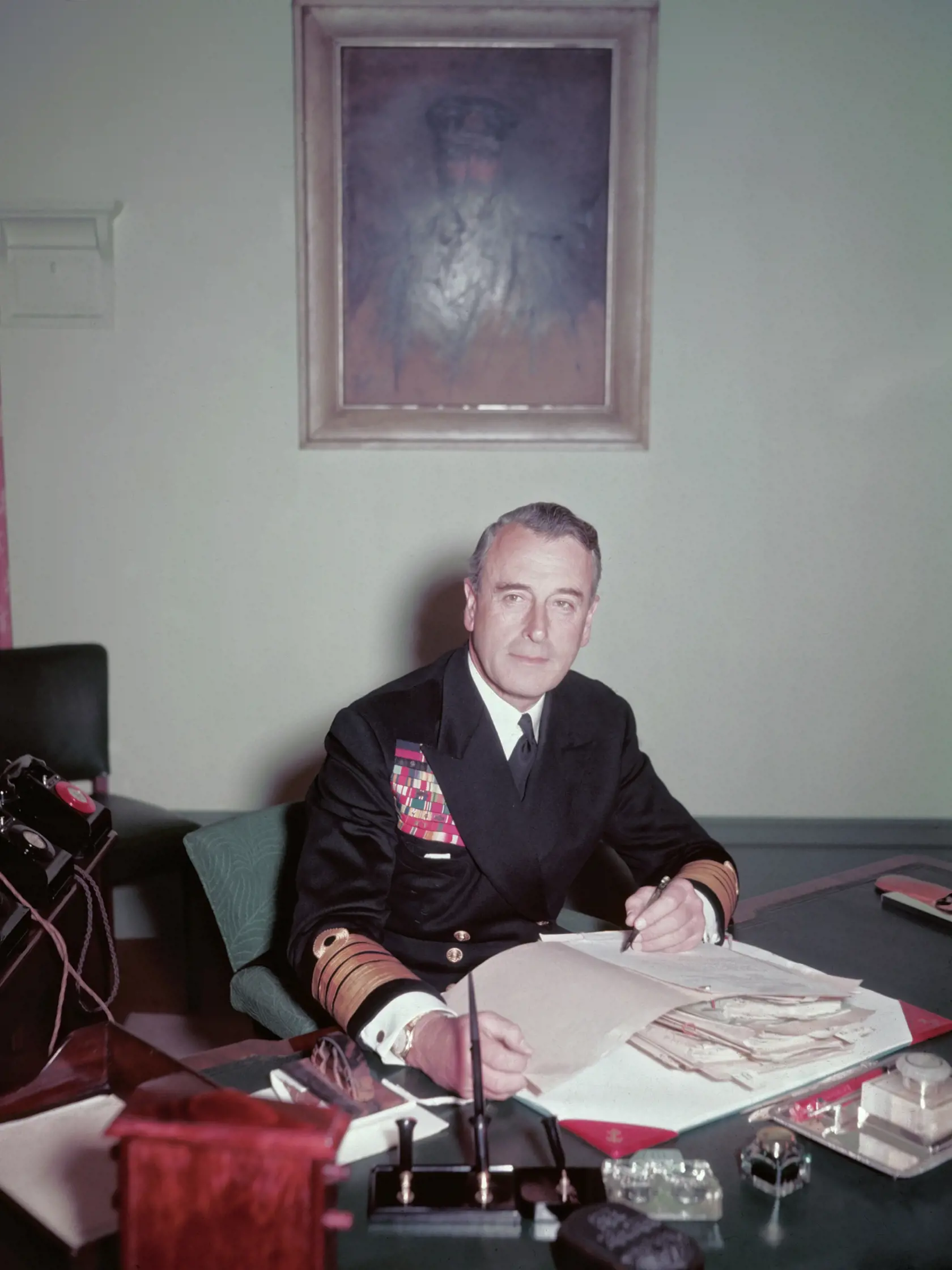 Bratranec bývalej kráľovnej Alžbety II. Lord Louis Mountbatten  síce zomrel tragickou smrťou pred 43 rokmi, no jeho meno momentálne zapĺňa popredné stránky svetových novín.