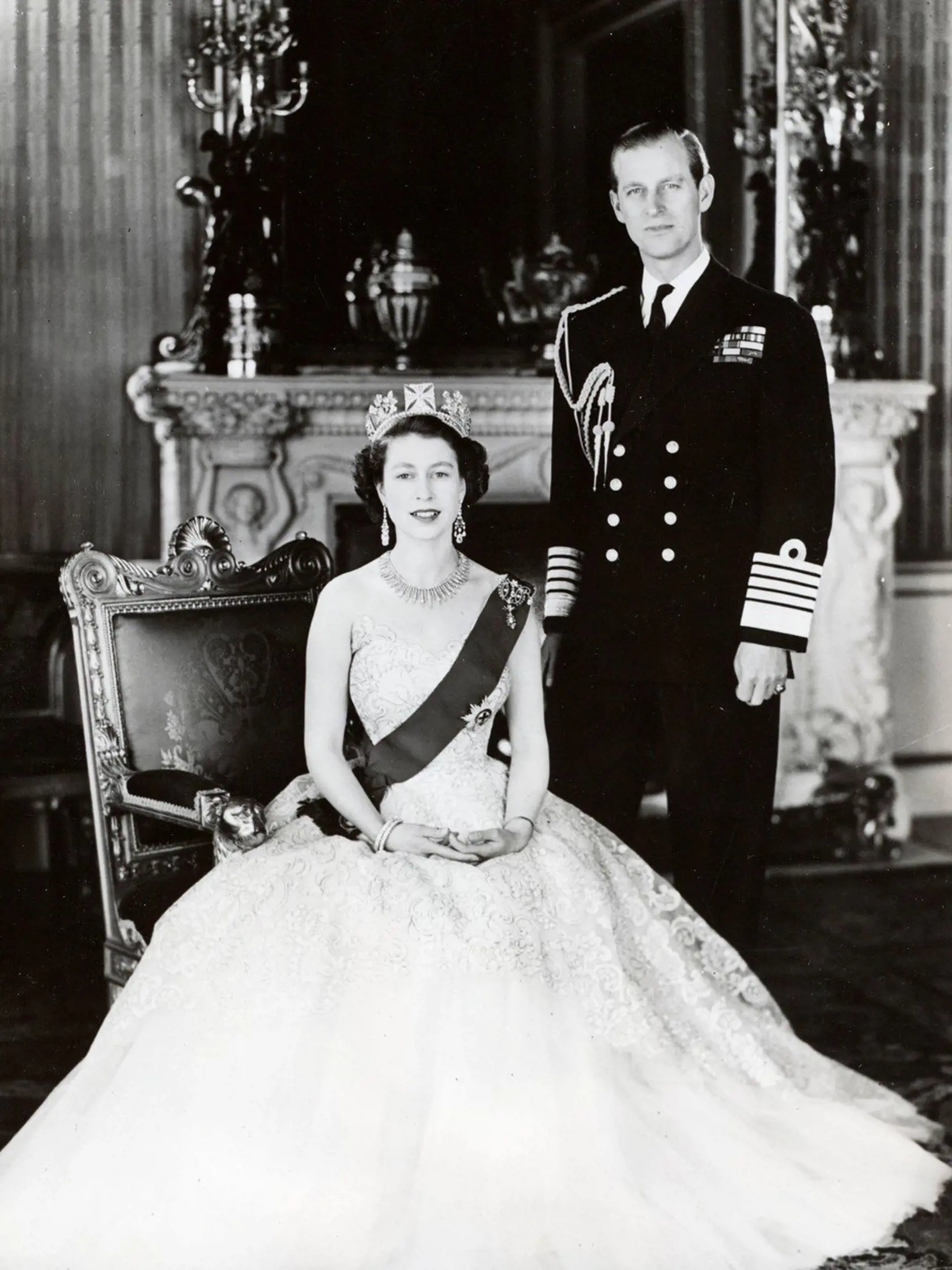 Po svadbe Philip prijal priezvisko britskej rodiny svojej matky Mountbatten, dostal tituly vojvoda z Edinburghu a Jeho kráľovská Výsosť. Fotografia z 11. apríla 1953.