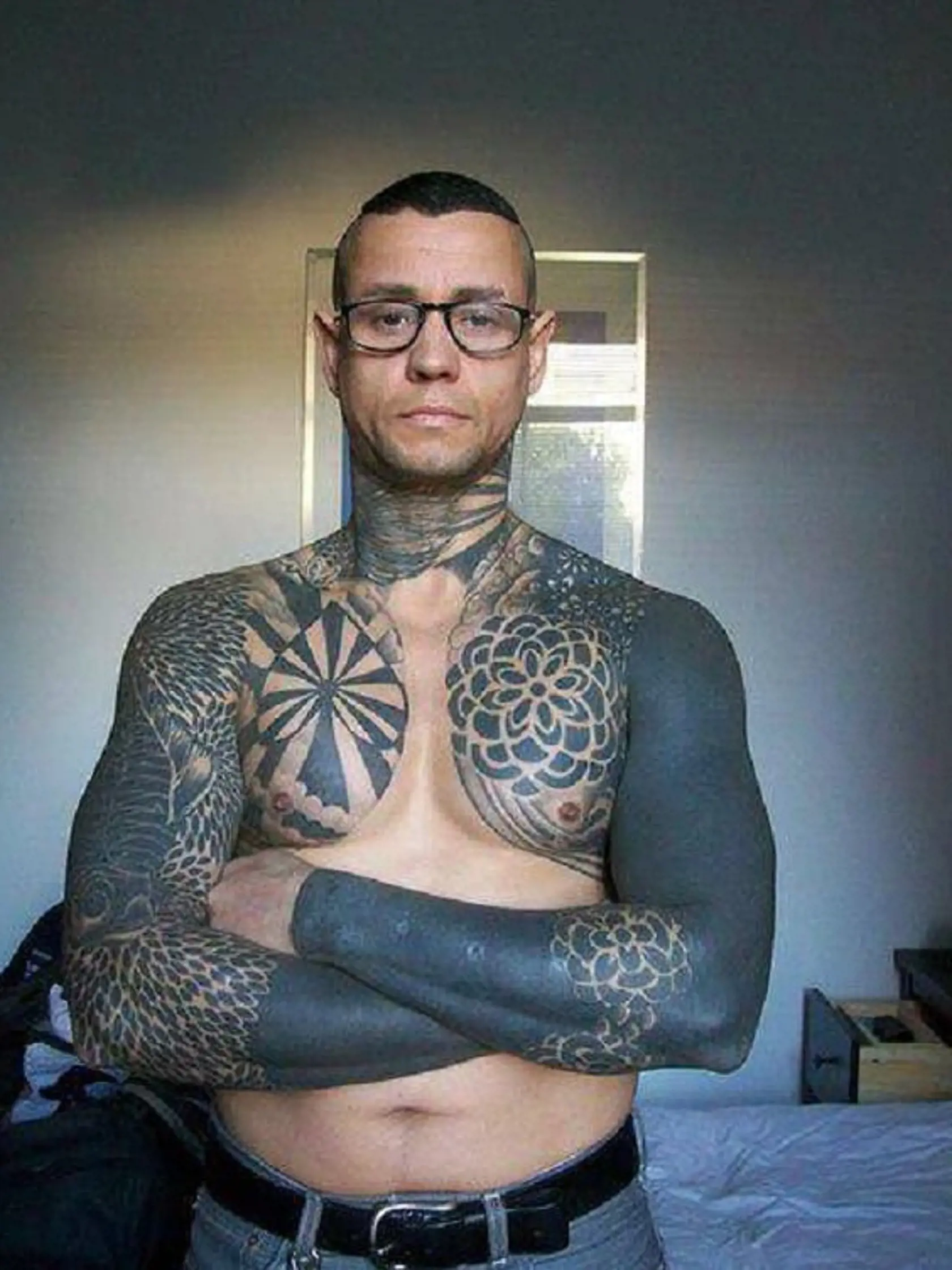 Jaye Davidson a  jeho tetovania. Dnes pôsobí oveľa maskulínnejšie. 