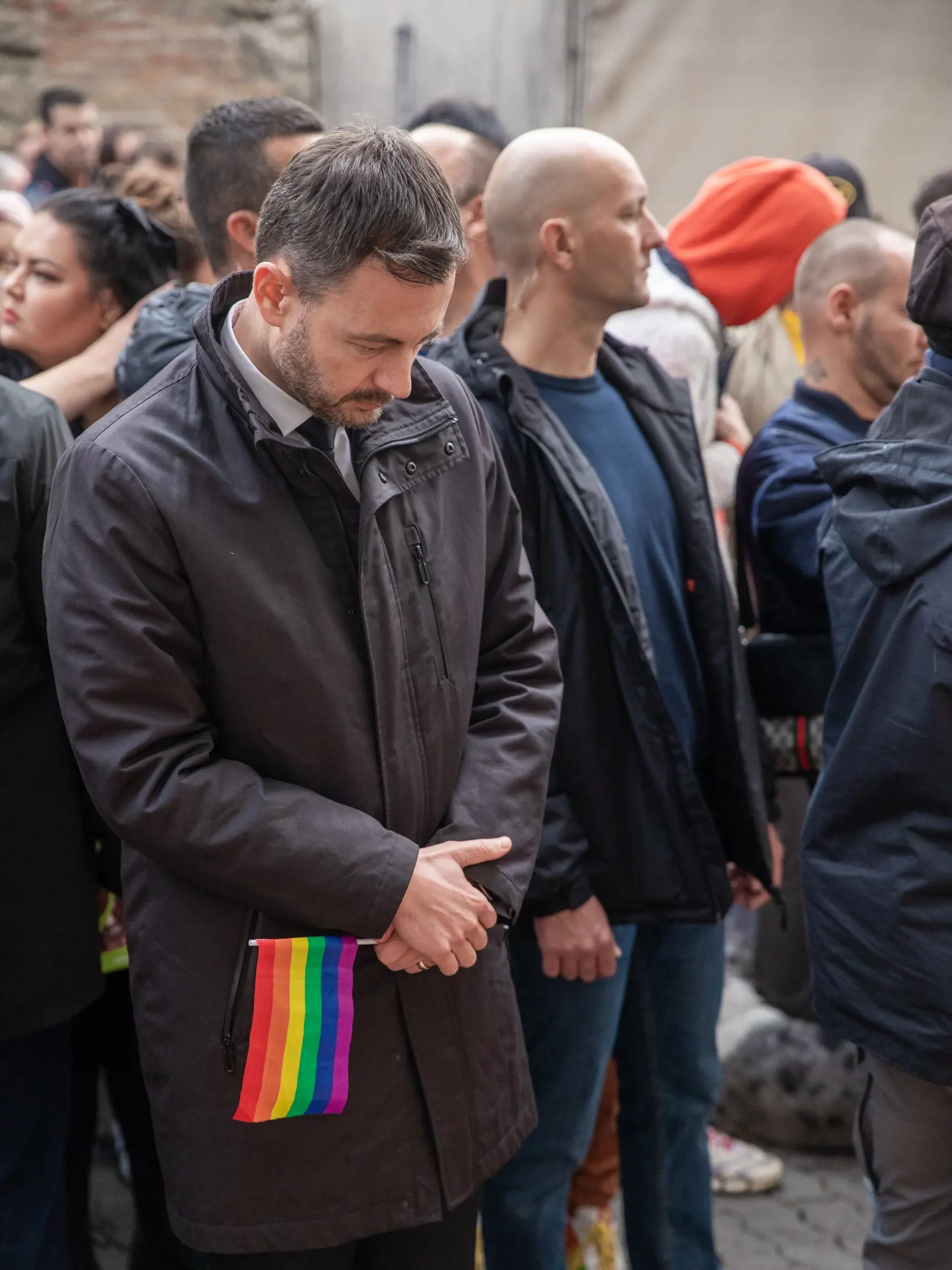 Na snímke je pochod za odsúdenie nenávisti proti LGBTI, ktorý nadväzuje na nedávne nešťastné udalosti na Zámockej ulici. Na pochode vyjadrili tisíce ľudí rešpekt voči homosexuálne orientovaným ľudom a vystúpili tiež niektorí politici, vrátane Eduarda Hegera a Zuzany Čaputovej. Na fotke je premiér Eduard Heger.