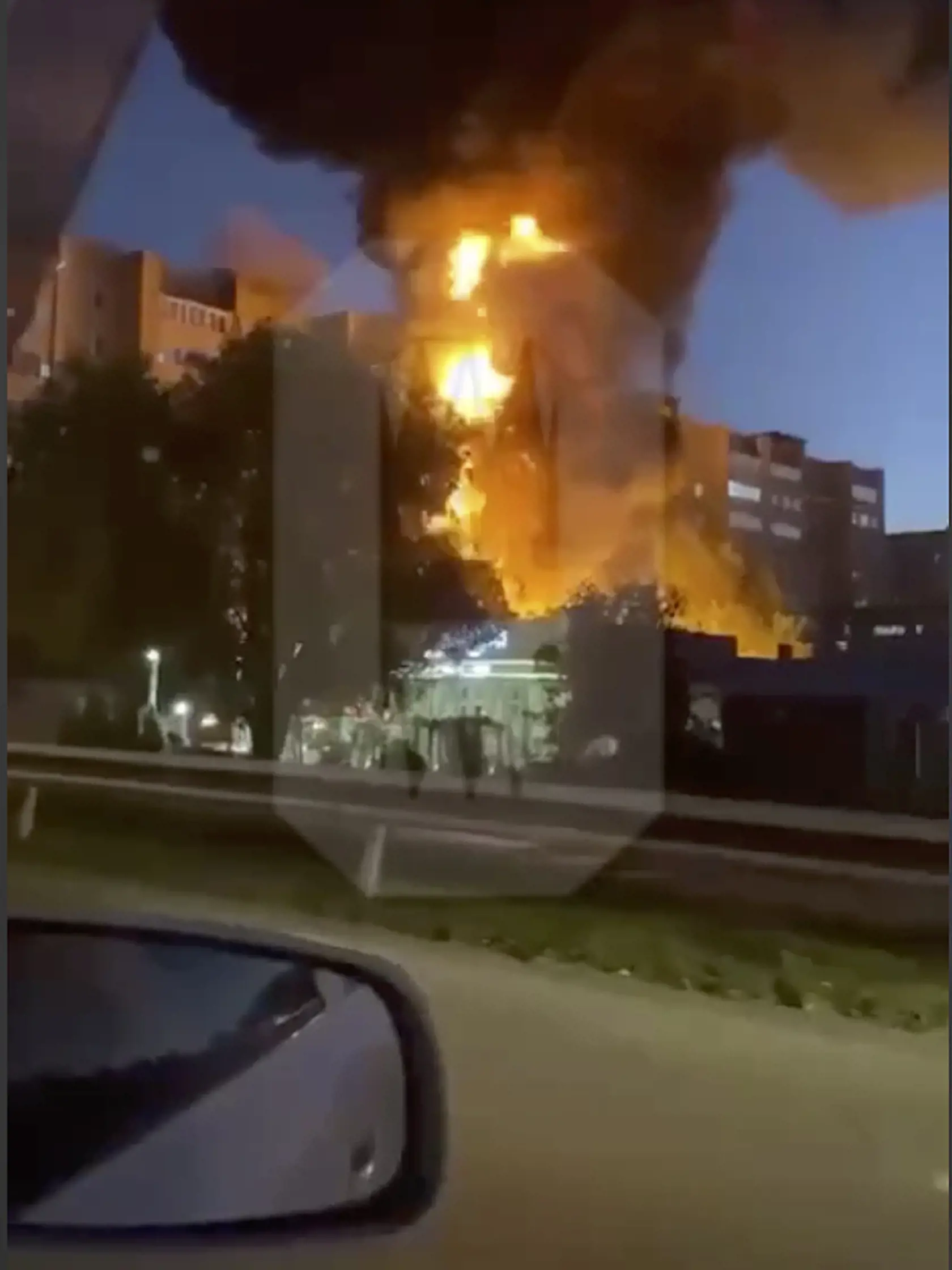 PK 26 Jejsk - Na snímke z videa plamene a dym stúpajú z miesta, na ktoré dopadlo vojenské lietadlo v rezidenčnej oblasti ruského mesta Jejsk, ktoré leží na brehu Azovského mora 17. októbra 2022. Havaroval nadzvukový stíhací bombardér typu Su-34, ktorý spadol do obytnej oblasti prístavu Jejsk. Obaja piloti sa katapultovali, na mieste havárie však vypukol rozsiahly požiar, keď pri dopade stroja explodovali tony paliva.