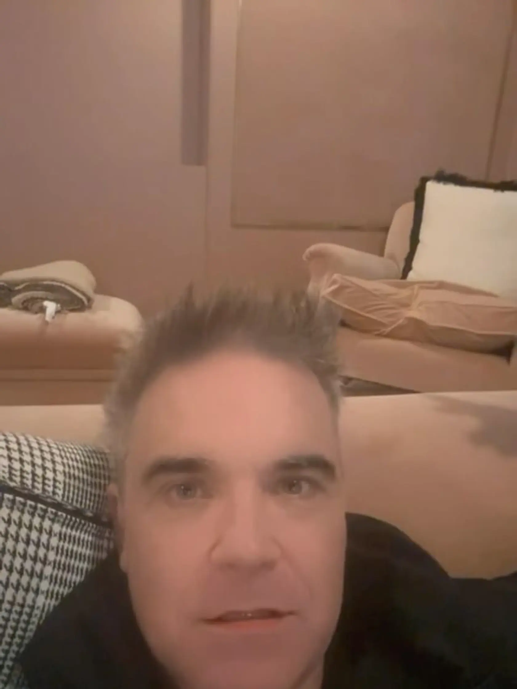 Aj spevák Robbie Williams už zostarol. 