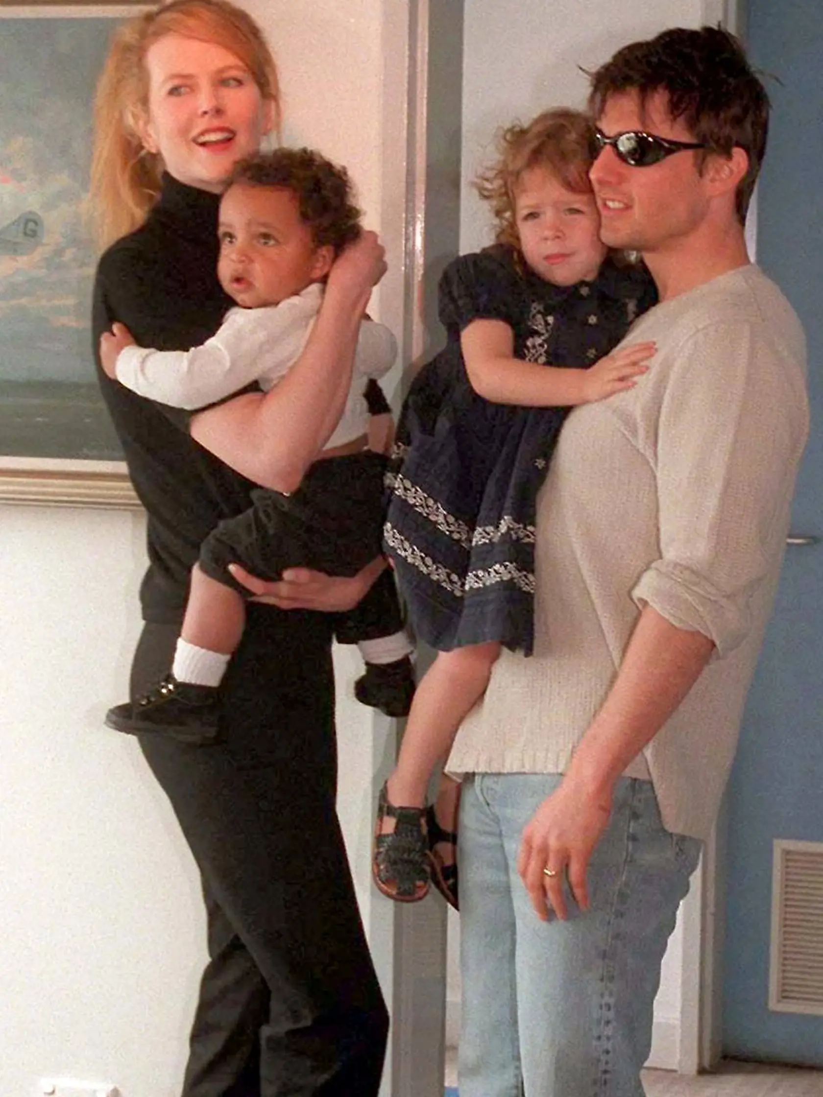 Nicole Kidman a Tom Cruise so svojimi adoptovanými deťmi na archívnej fotke z roku 1996