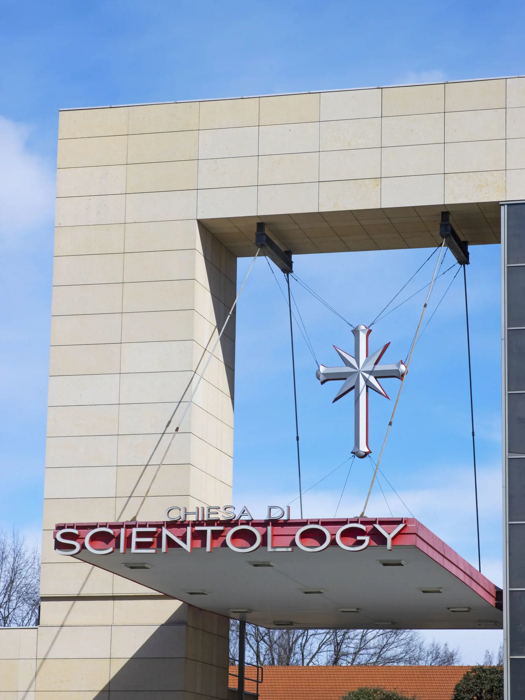 Scientológia je kontroverzné náboženské hnutie, ktoré od svojho vzniku v 50. rokoch 20. storočia vyvoláva veľkú pozornosť a kritiku. Medzi svetové hviezdy patriace do jej radov sú napríklad Tom Cruise či John Travolta.