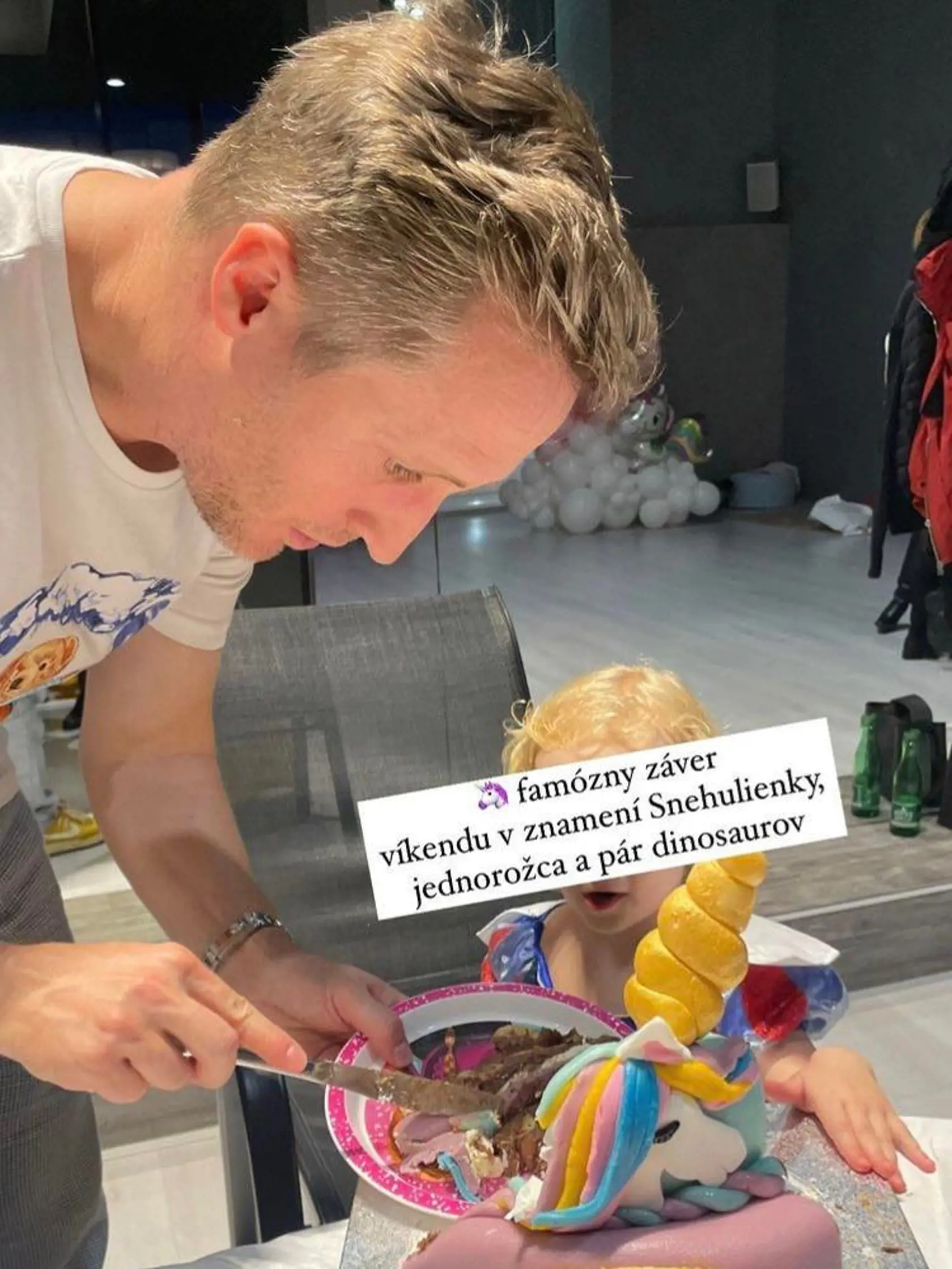 Dcéra Veroniky a Sajfu oslávila tri roky. Rodičia jej pripravili krásnu tortu s jednorožcom.