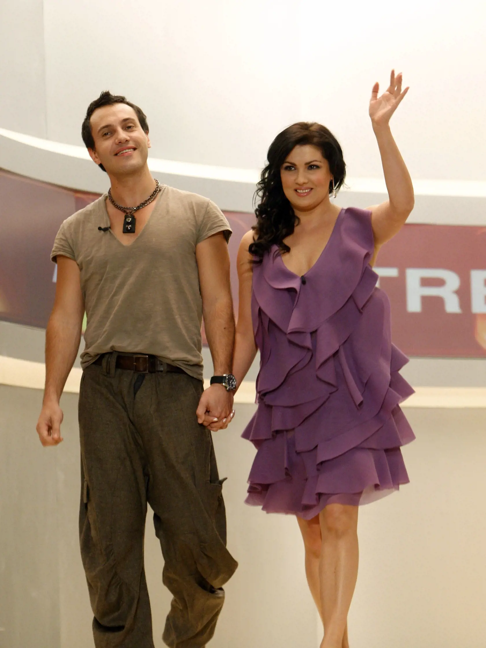 Na archívnej snímke z 30. apríla 2011 operná speváčka Anna Netrebko a uruguajský operný spevák Erwin Schrott prichádzajú na televíznu šou Stavme sa, že... (Wetten, dass...) v Offenburgu. Sopranistka ruského pôvodu Anna Netrebko a uruguajský basbarytonista Erwin Schrott, ktorí tvorili operný pár snov, sa vtedy dohodli, že sa ich cesty v súkromnom živote rozídu. 