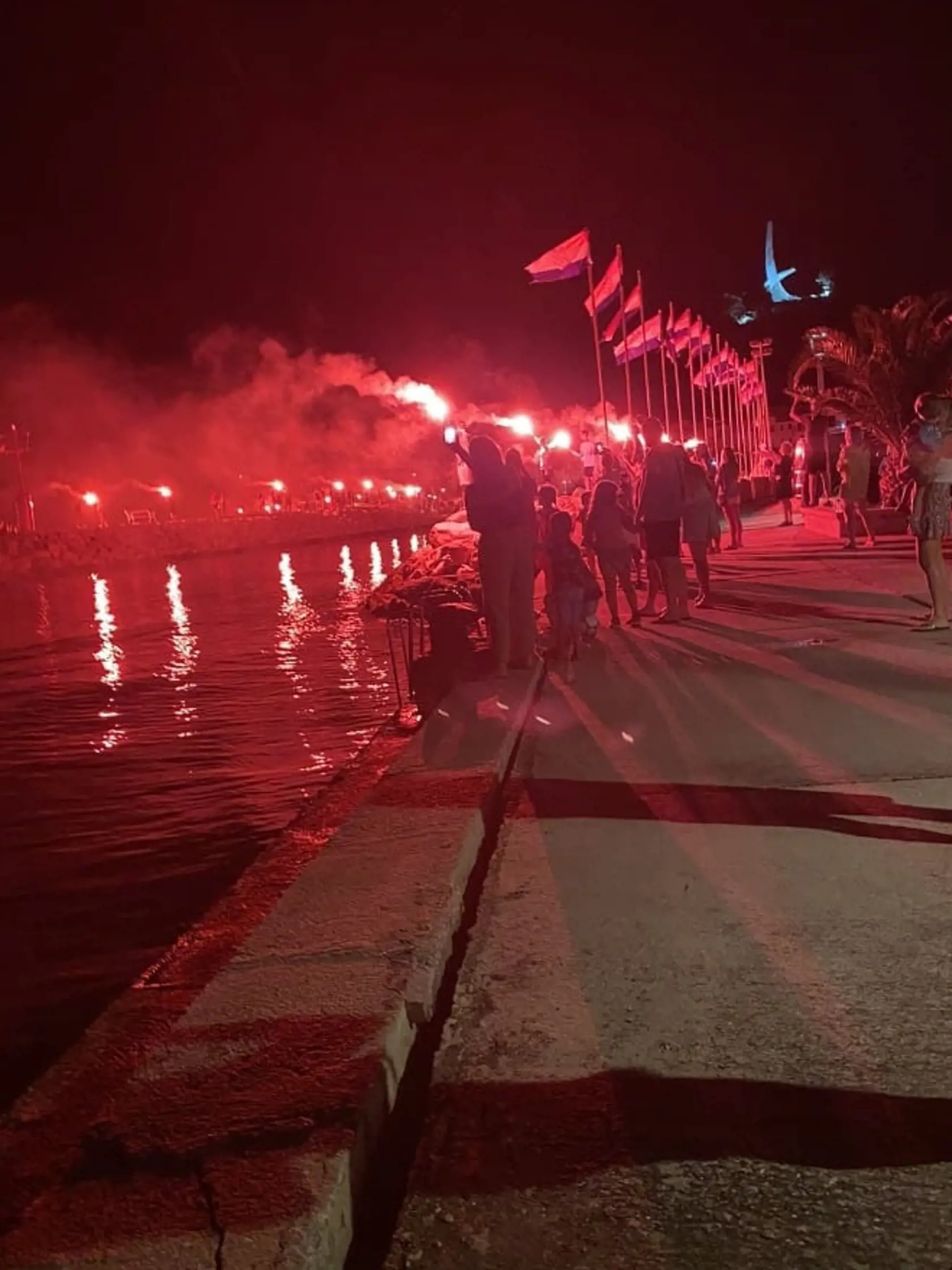 Stipe pridal k fotografiám so Zuzkou aj tento záber. Nevedno, či sa dievča zúčastnilo v lete tejto oslavy  alebo priatelia a známi zorganizovali v rovnakom štýle spomienku na svetlovlásku potom, keď sa dozvedeli, že navždy odišla.
