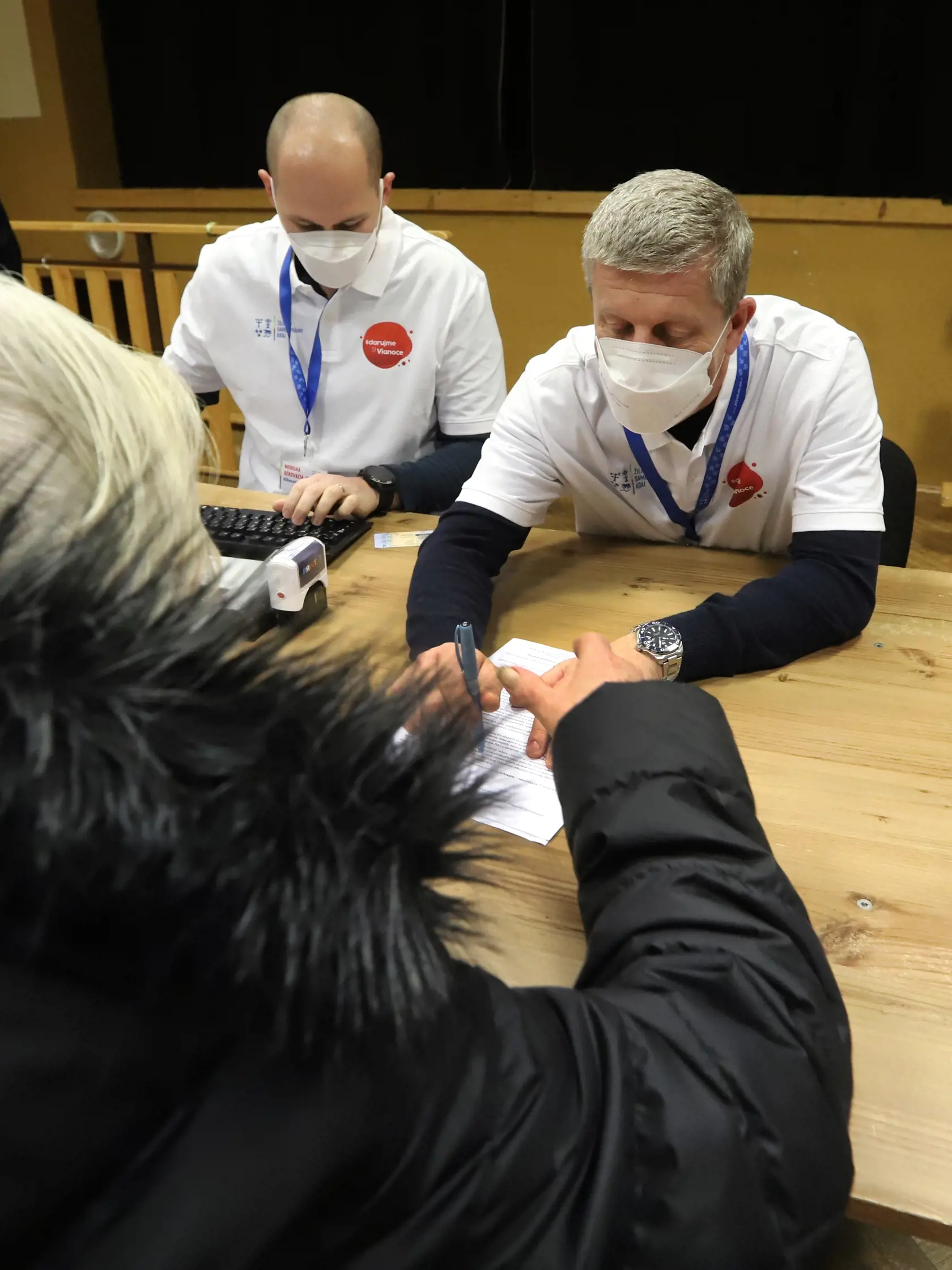 Predseda vlády SR Eduard Heger (OĽANO) a minister zdravotníctva SR Vladimír Lengvarský (nominant OĽANO) sa osobne zapojili do kampane na podporu očkovania.