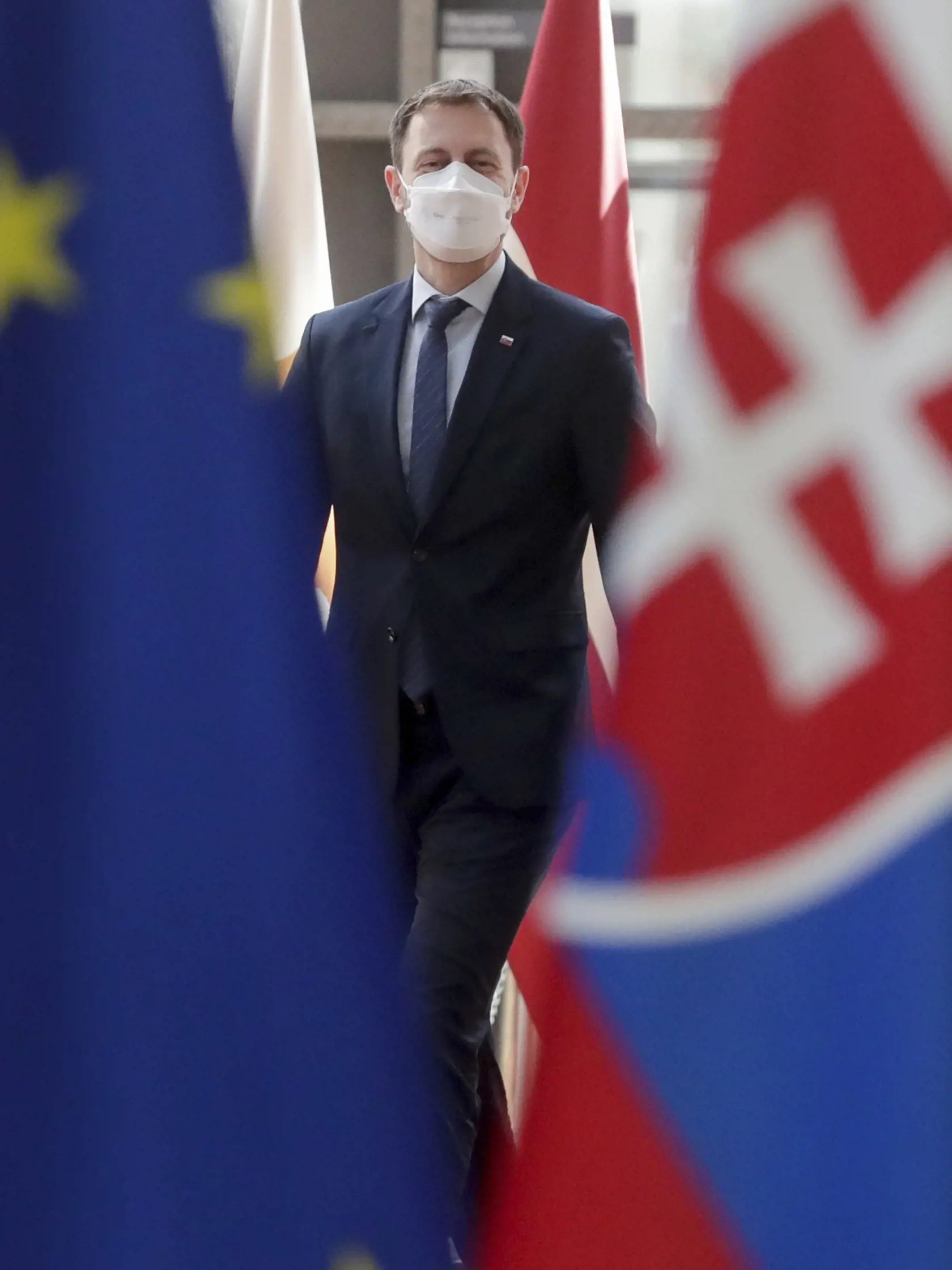 KK28 Brusel - Slovenský premiér Eduard Heger prichádza na stretnutie s predsedom Európskej rady Charlesom Michelom 27. apríla 2021 v Bruseli. Premiér Eduard Heger je na svojej prvej oficiálnej návšteve Brusela. FOTO TASR/AP
Slovakia's Prime Minister Eduard Heger arrives for a meeting with European Council President Charles Michel at the European Council meeting in Brussels, Tuesday, April 27, 2021. (Olivier Hoslet, Pool via AP)