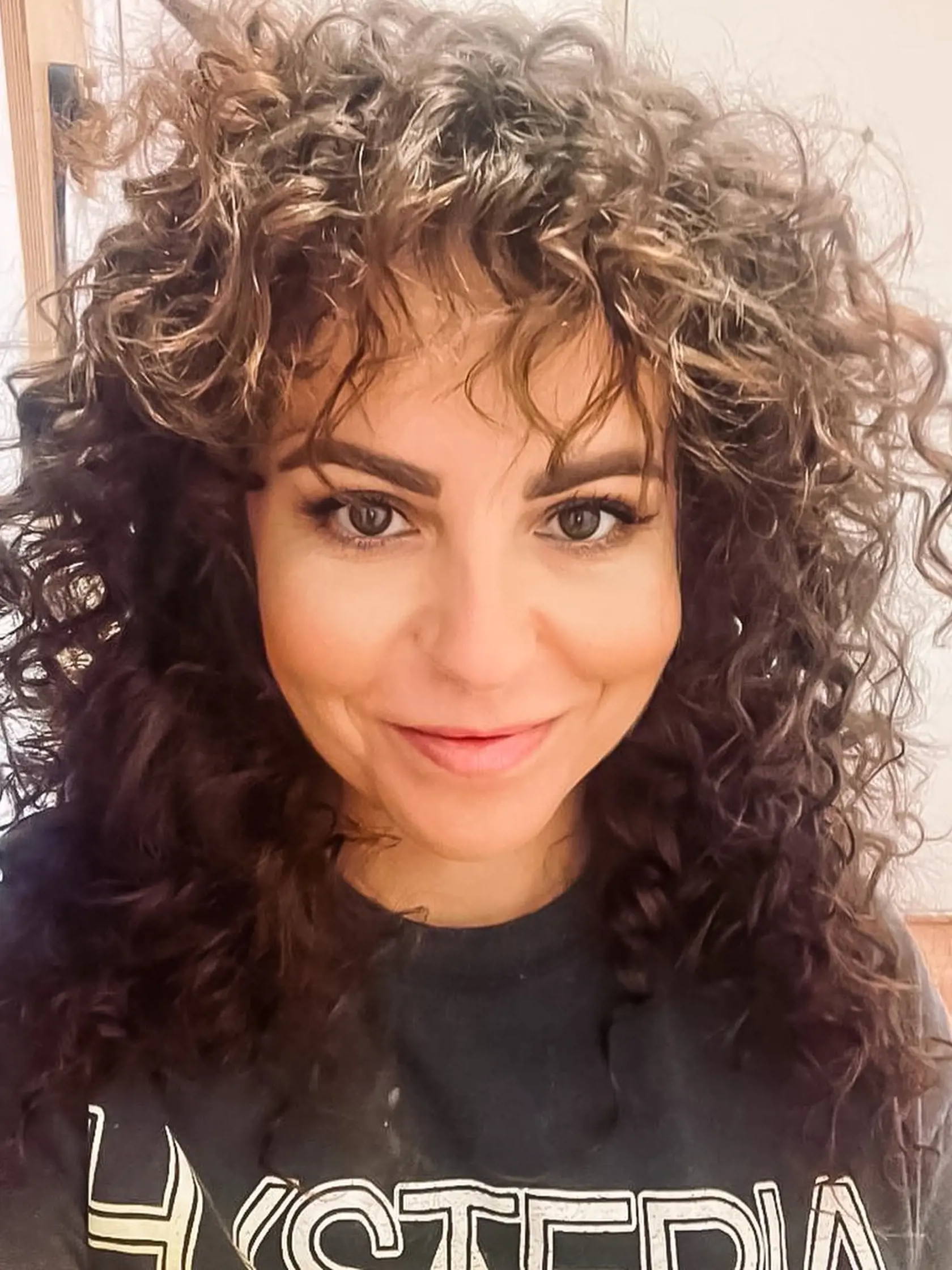 Katarína Knechtová ako kučeravá rockerka.