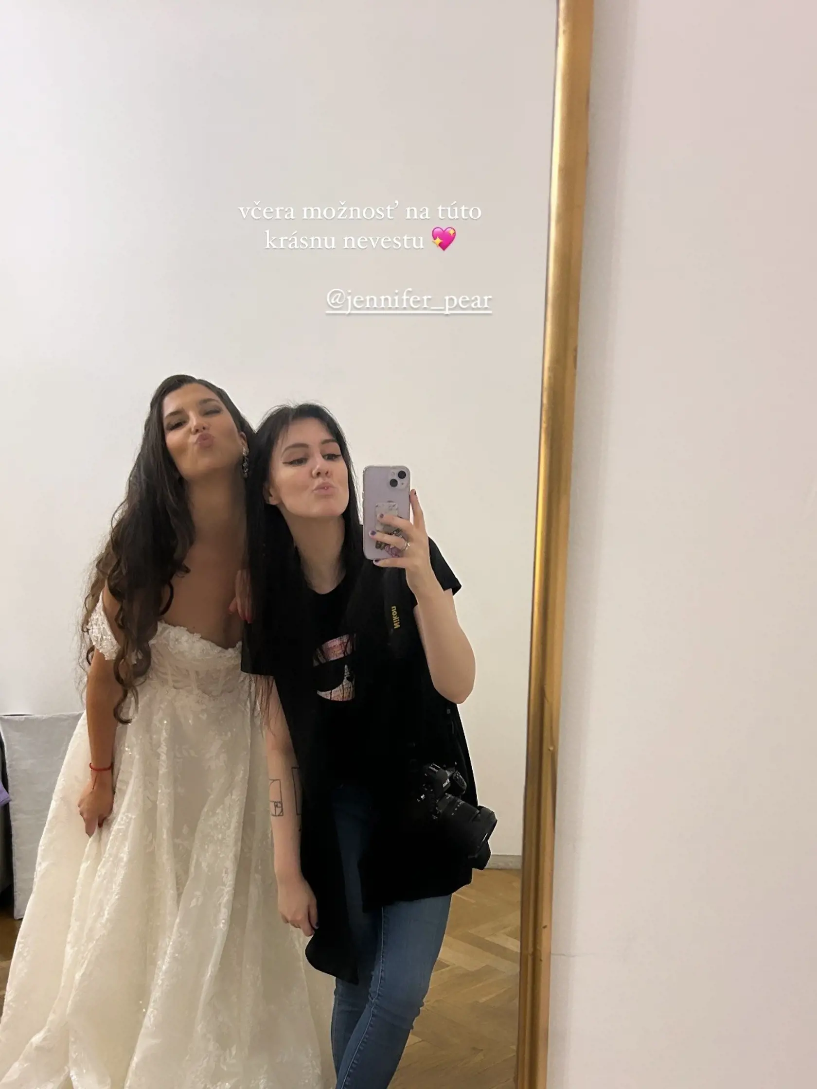 Na fotografii sa zdá, že má Jennifer tie isté šaty ako vo videu. S fotografkou Vandou.