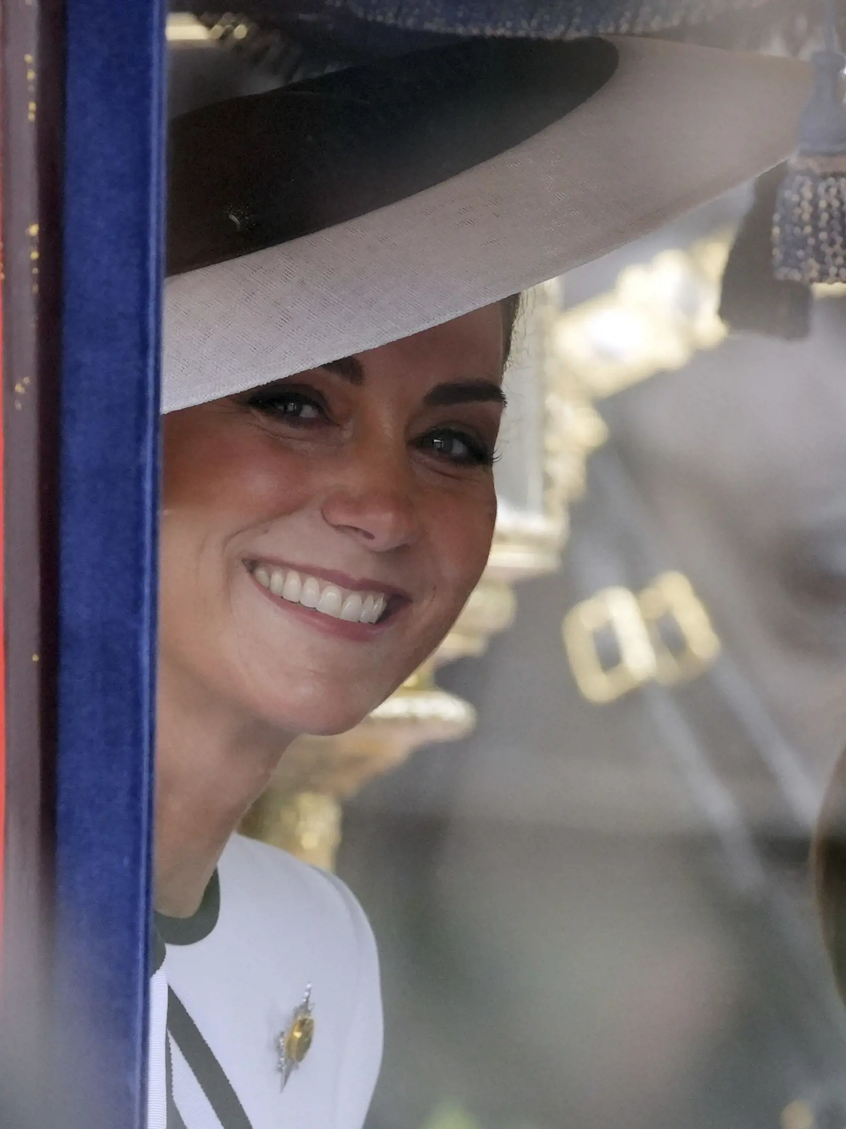 Kate, princezná z Walesu prichádza v koči na vojenskú prehliadku Trooping the Colour na počesť narodenín britského kráľa Karola III. v Londýne v sobotu 15. júna 2024. Koná sa tradične v júni, narodeniny má Karol III. až 14. novembra.  Britská princezná Catherine sa zúčastní na slávnostnej vojenskej prehliadke Trooping the Colour. Pôjde o jej prvé verejné vystúpenie od začiatku roka, informuje TASR podľa správy agentúry AP. FOTO TASR/AP