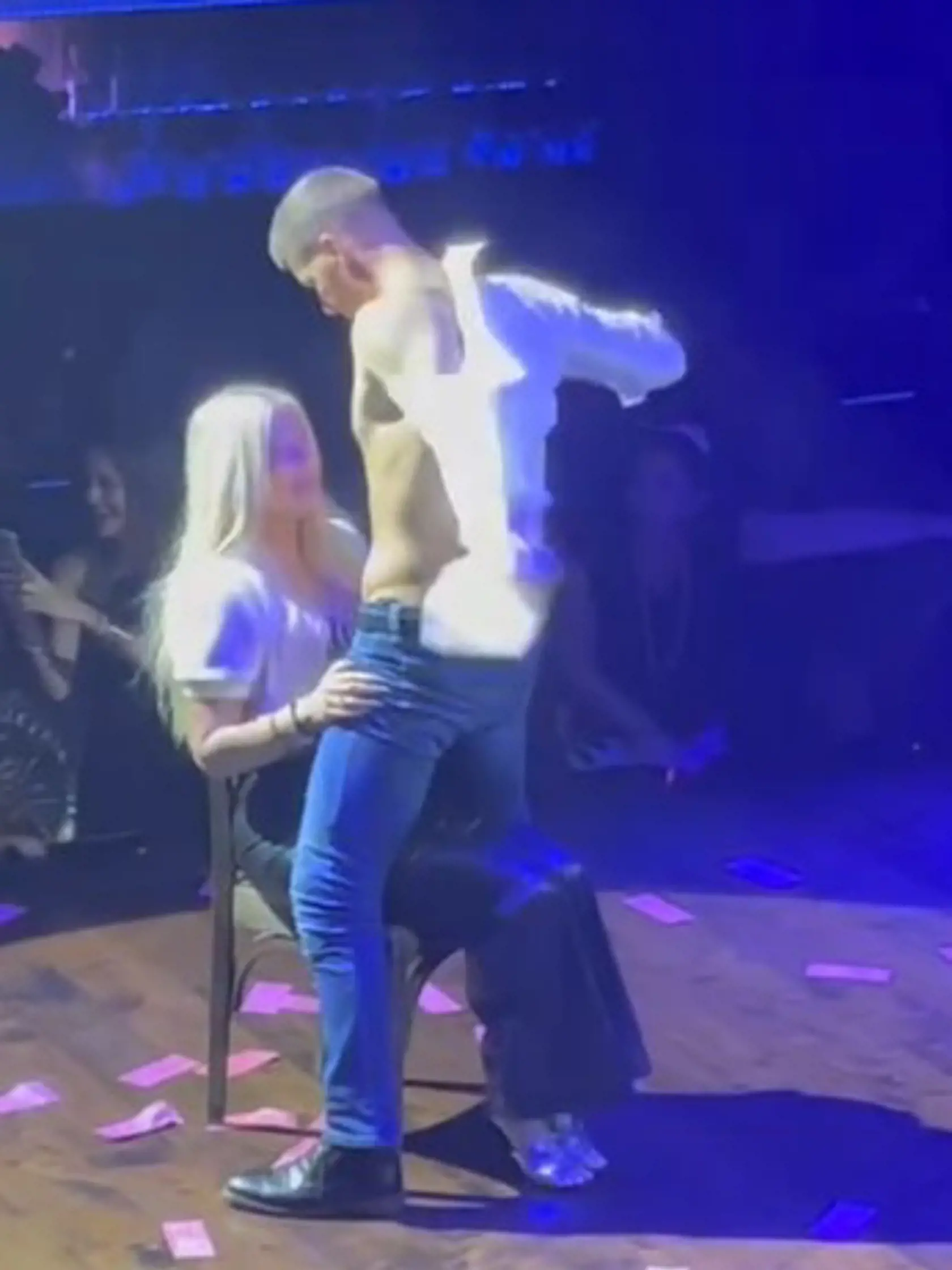 Sexi striptér si herečku najskôr usadil na stoličku, obtieral sa o ňu telom a pred jej zrakom postupne zhadzoval oblečenie. Dvojica nakoniec na zemi na pódiu predvádzala sexuálne polohy. Podľa videa, ktoré zverejnila samotná herečka aj organizátori šou na svojich instagramoch, si Tori pozornosť sexi svalnáča poriadne užívala.