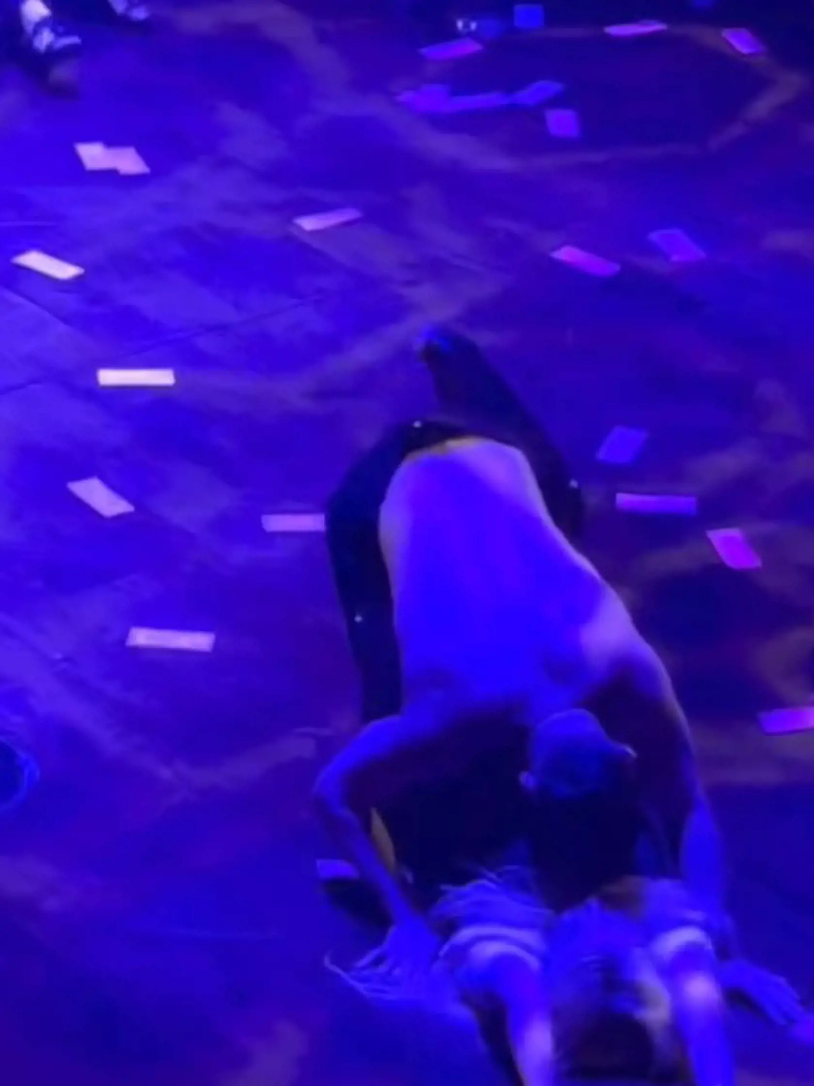 Uplynulý týždeň si niekdajšia hviezda kultového seriálu dopriala poriadnu babskú jazdu, počas ktorej nevynechali ani populárny pánsky striptíz Magic Mike show počas hudobného festivalu iheartradio. Jeden zo sexi striptérov dokonca Tori vytiahol na pódium, kde predviedli pekne horúcu šou.