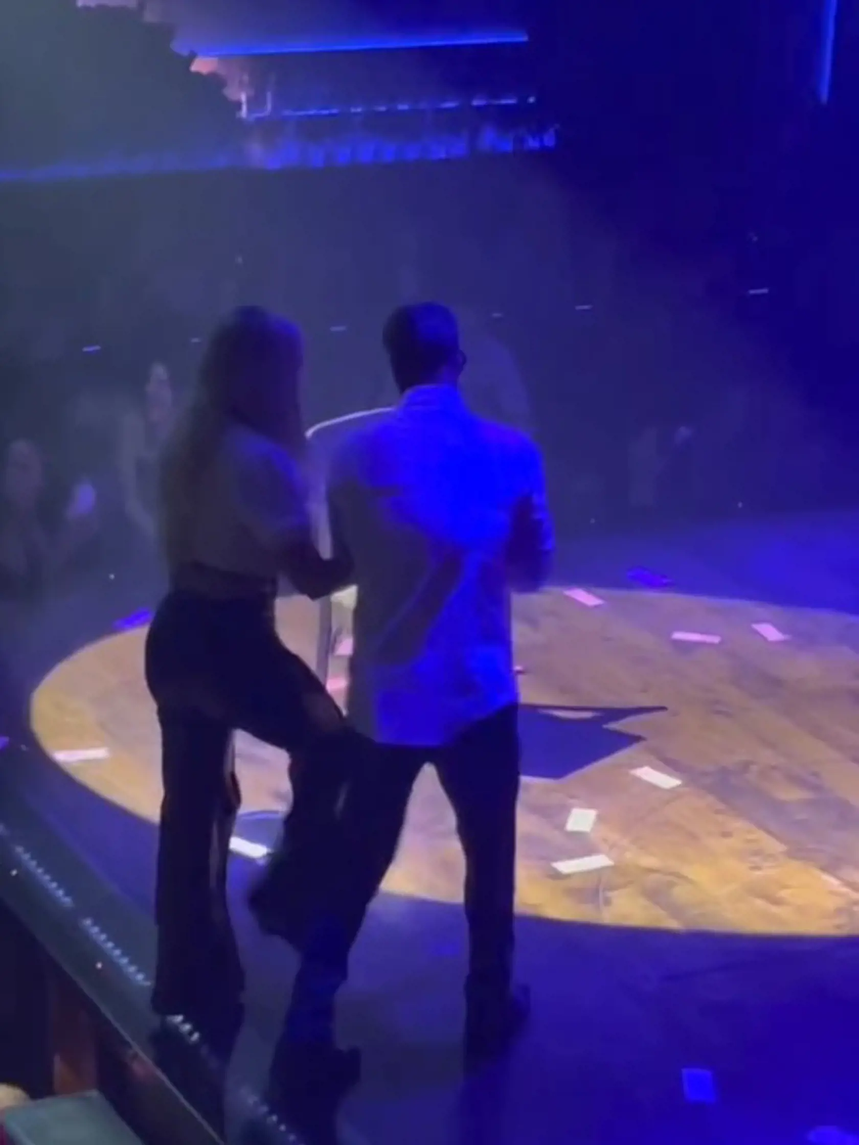 Uplynulý týždeň si niekdajšia hviezda kultového seriálu dopriala poriadnu babskú jazdu, počas ktorej nevynechali ani populárny pánsky striptíz Magic Mike show počas hudobného festivalu iheartradio. Jeden zo sexi striptérov dokonca Tori vytiahol na pódium, kde predviedli pekne horúcu šou.