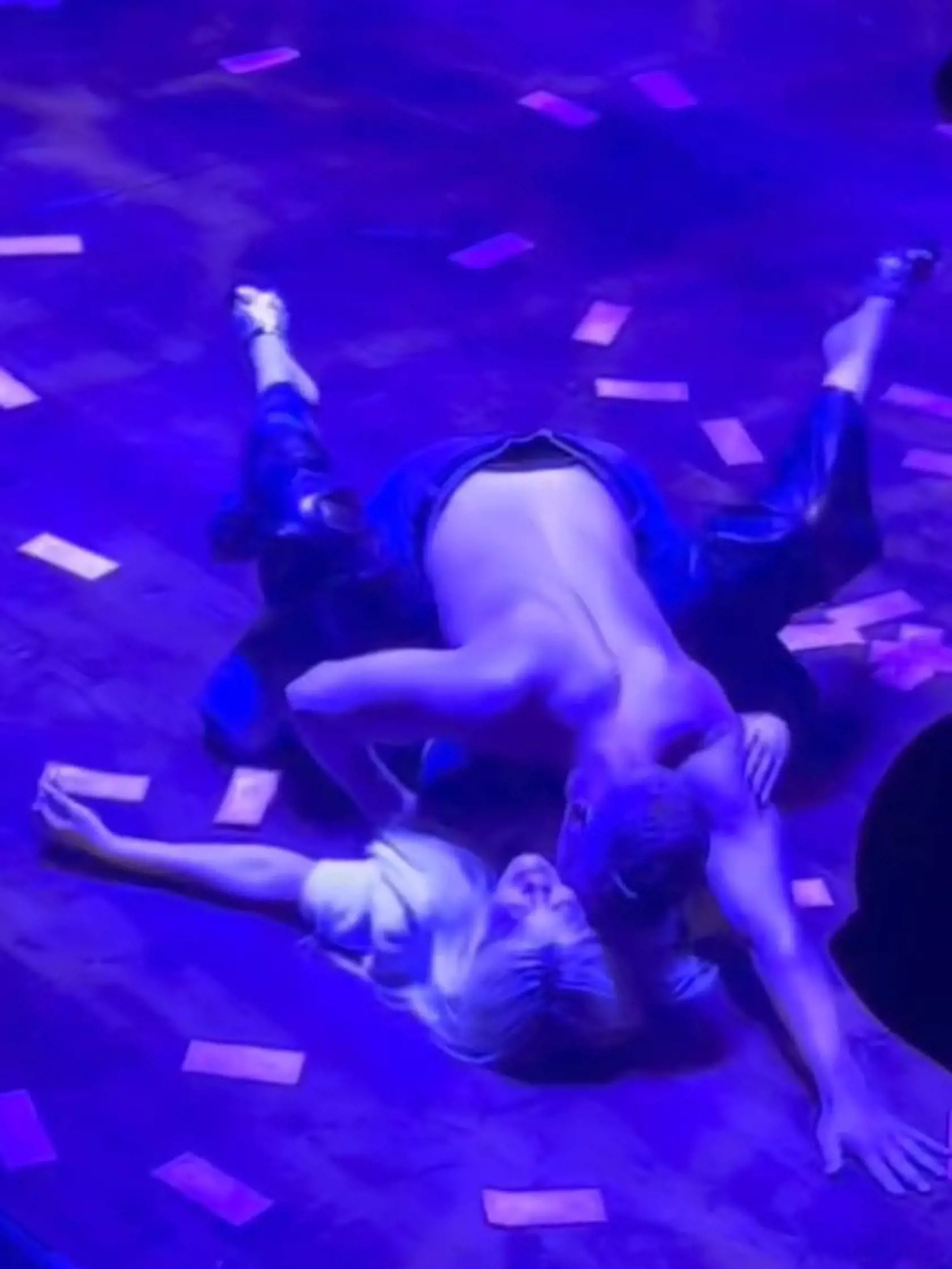 Uplynulý týždeň si niekdajšia hviezda kultového seriálu dopriala poriadnu babskú jazdu, počas ktorej nevynechali ani populárny pánsky striptíz Magic Mike show počas hudobného festivalu iheartradio. Jeden zo sexi striptérov dokonca Tori vytiahol na pódium, kde predviedli pekne horúcu šou.