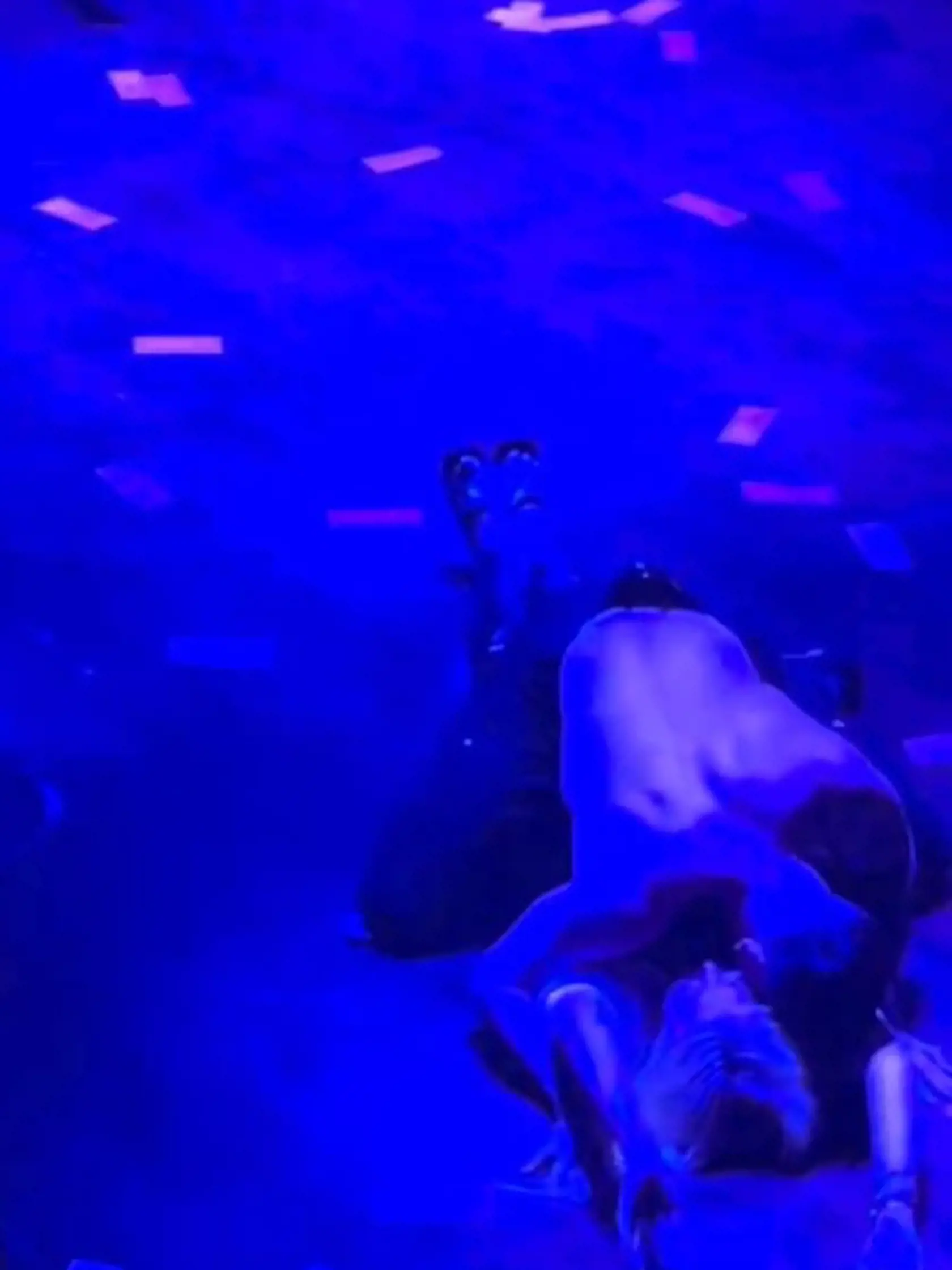 Uplynulý týždeň si niekdajšia hviezda kultového seriálu dopriala poriadnu babskú jazdu, počas ktorej nevynechali ani populárny pánsky striptíz Magic Mike show počas hudobného festivalu iheartradio. Jeden zo sexi striptérov dokonca Tori vytiahol na pódium, kde predviedli pekne horúcu šou.