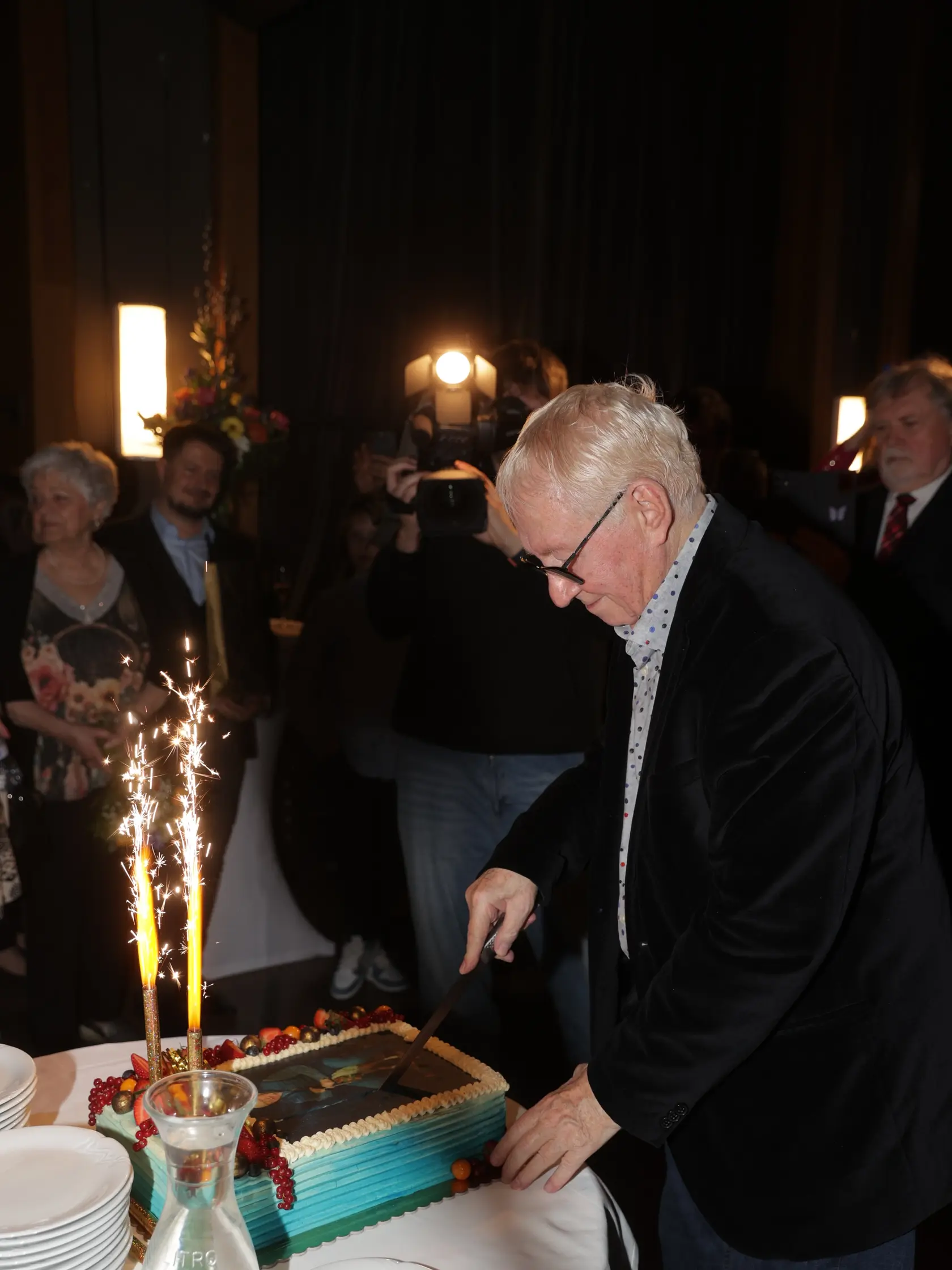 Jubilant Karol Čálik dostal veľkú tortu so svojou fotkou.