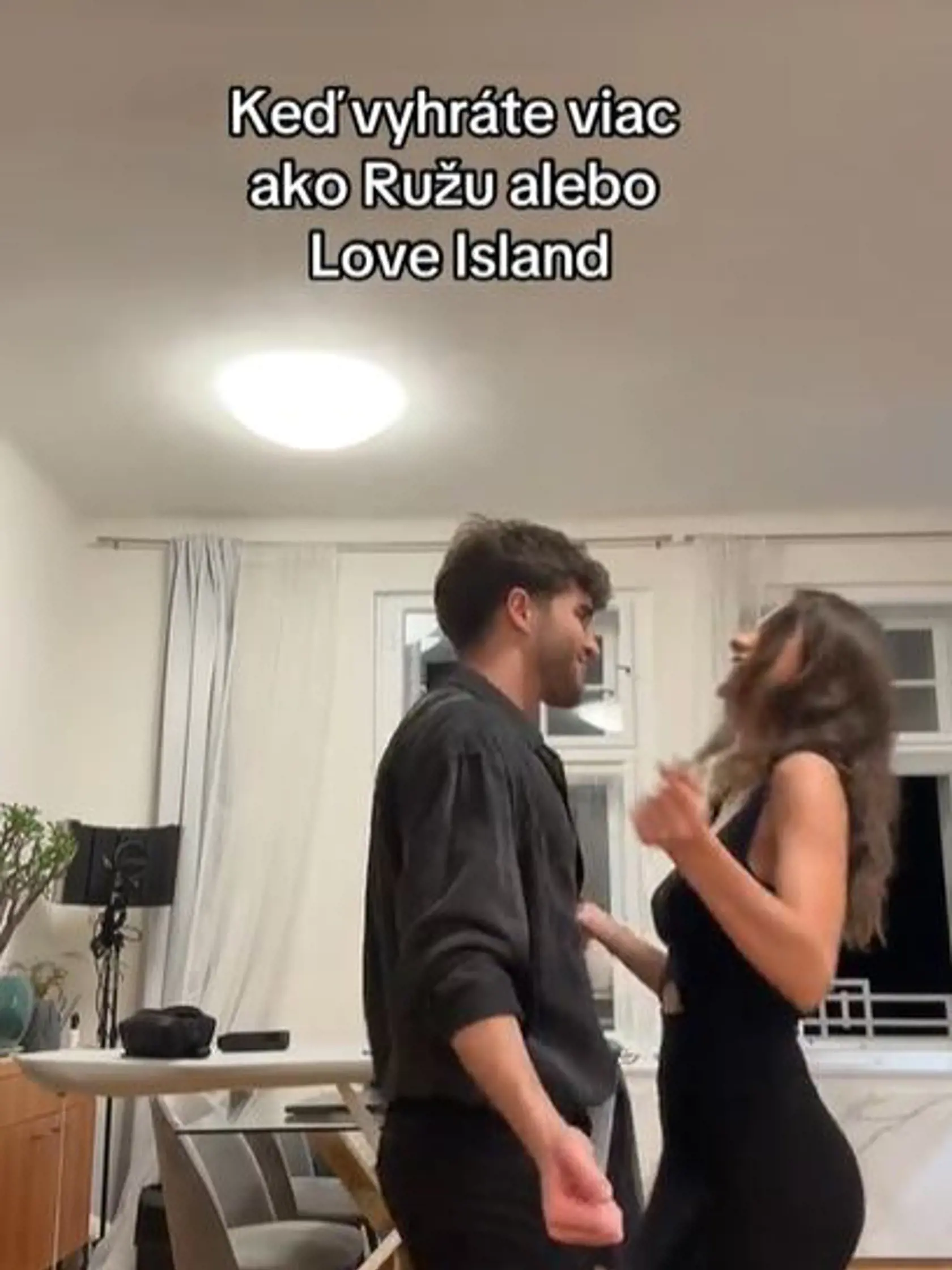 Julie Hojdyszová s Luom v spoločných videách, Vžddy majú na sebe to isté.