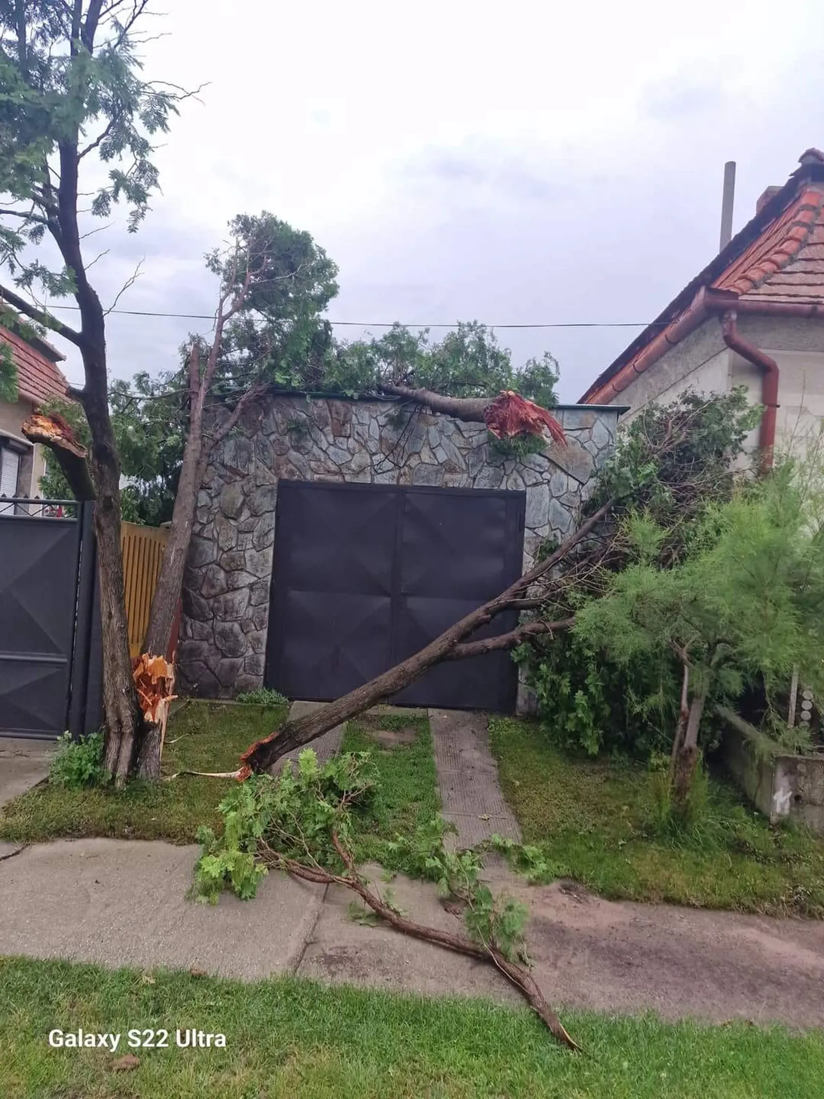 Imeľčanom ostali len oči pre plač: Nočná supercela tu napáchala obrovské škody.