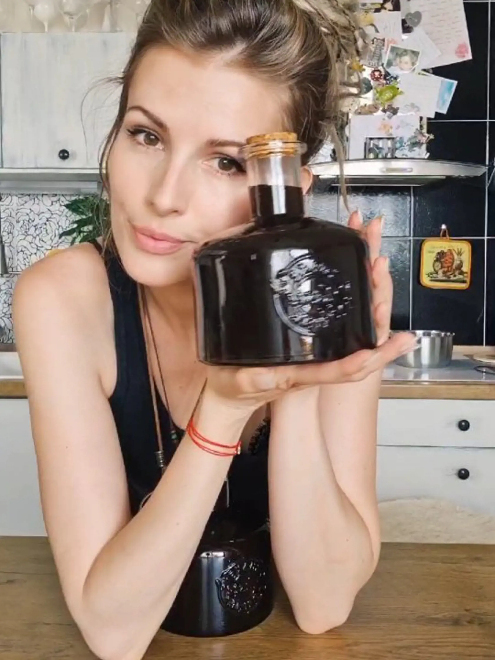 Miriam na prerábke kuchyne ušetrila. Kuchynskú linku si natrela sama.
