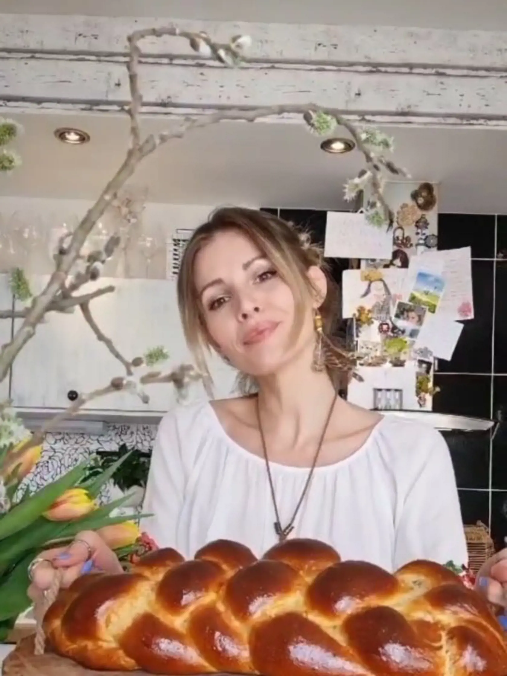 Miriam pečie ukážkovú bábovku.