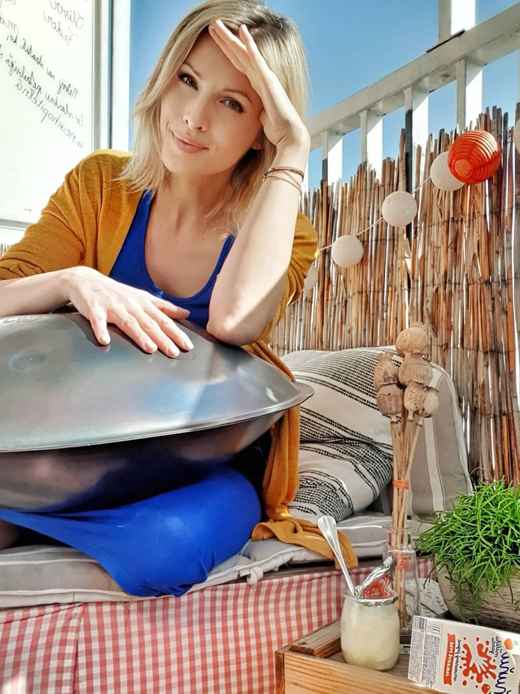 Rákosom, svetielkami, podsedákmi a inými dekoráciami si skrášlila aj balkón.