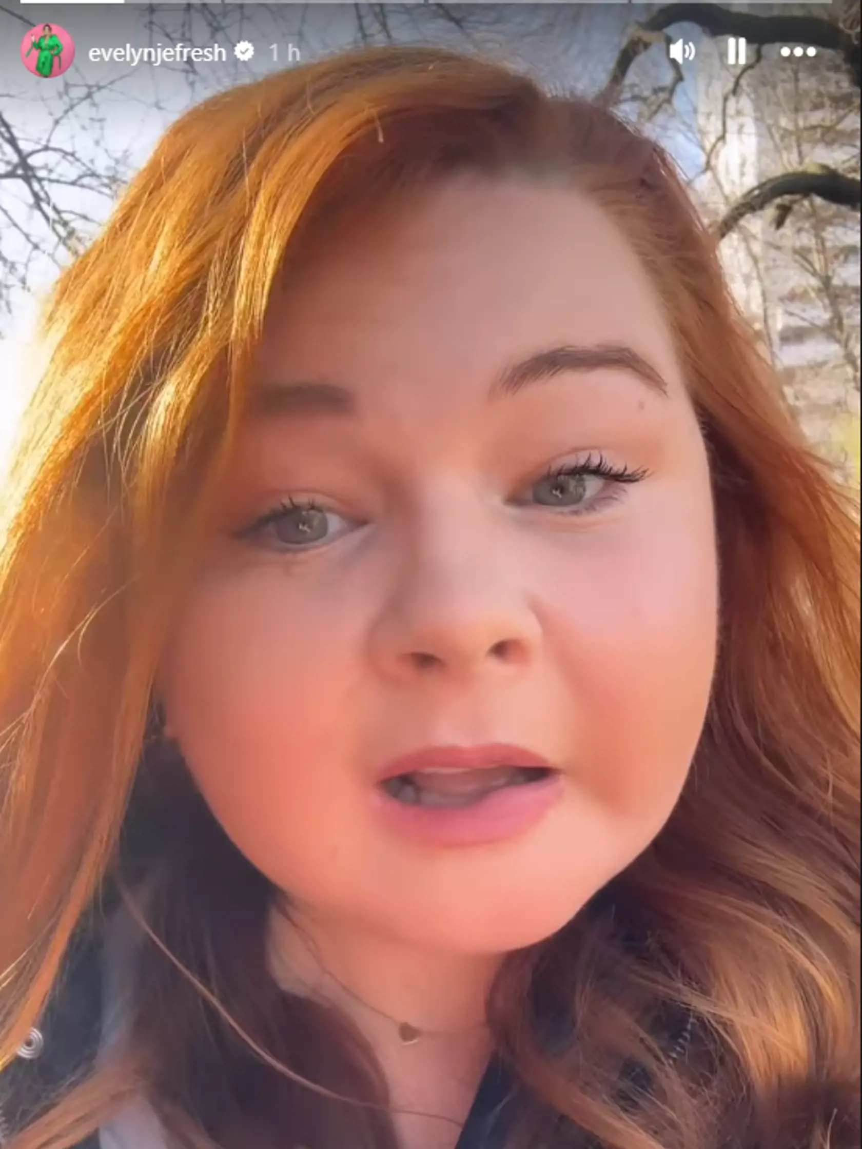 Evelyn robí rozprávanie problémy aj mesiac po operácii čeľuste.