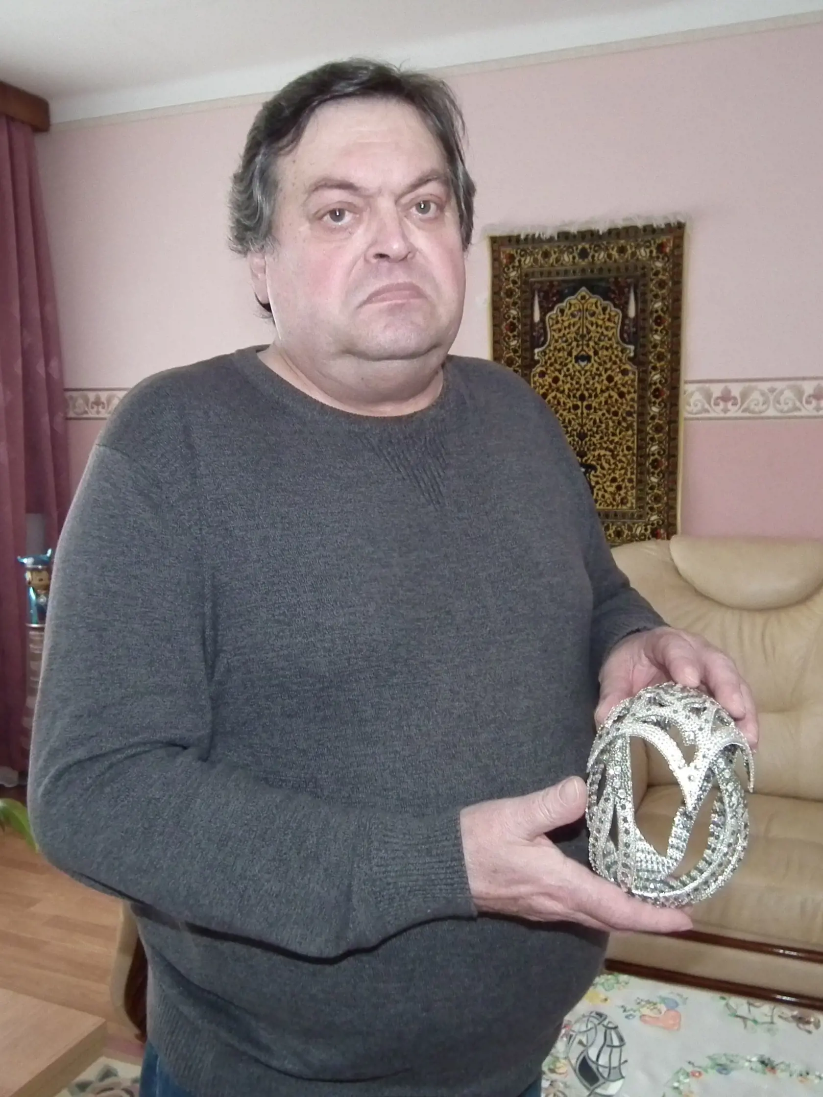 Azda najcennejšia kraslica spomedzi všetkých, ktoré má Dezider Krammer doma, je táto, z veľkého pštrosieho vajca. Je doslova obsypané swarovského kryštálmi, ktoré sú vykladané z oboch strán a je ich tam asi 7-tisíc. Jeho cena aj okolo tisíc eur.