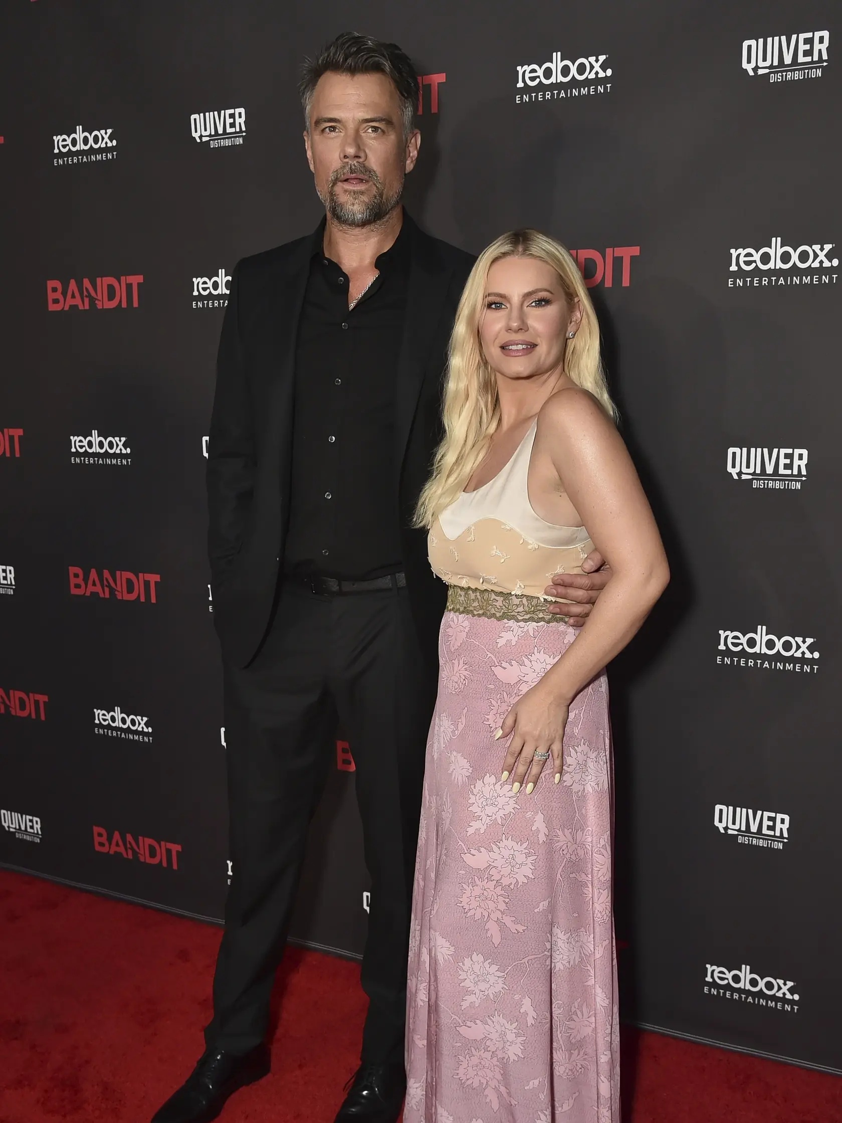 EBE 24 Los Angeles - Na snímke zľava americký herec Josh Duhamel (vo filme  Gilbert Galvan Jr.) a kanadská herečka Elisha Cuthbertová (Andrea Hudsonová) prichádzajú na premiéru životopisného kriminálneho filmu Bandit v kine Harmony Gold v americkom Los Angeles v noci na 22. septembra 2022. Galvan utiekol z väzenia v Michigane v roku 1984 a prekročil hranicu do Kanady, kde vykradol 59 bánk a klenotníctiev. Stále drží rekord v kanadskej histórii v počte lúpeží za sebou. FOTO TASR/AP

Josh Duhamel,