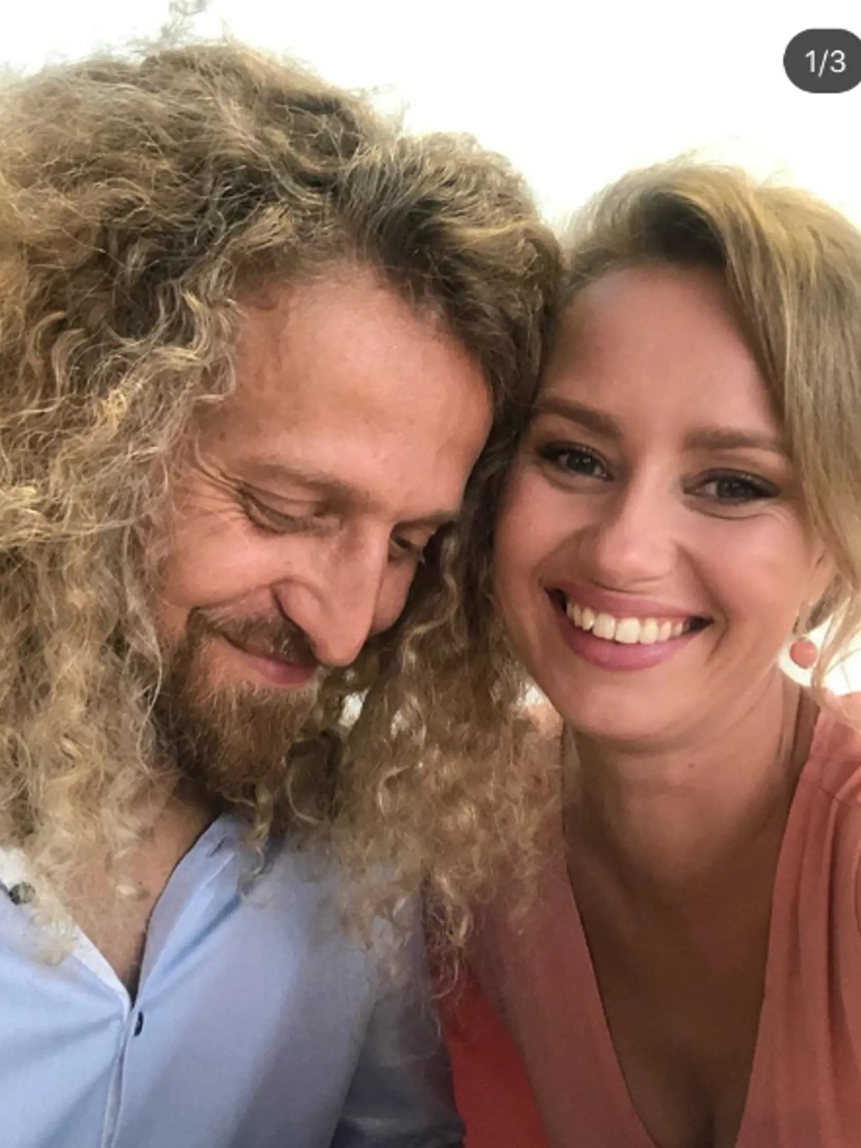 Natália Puklušová s partnerom na svadbe Jany Kovalčíkovej.