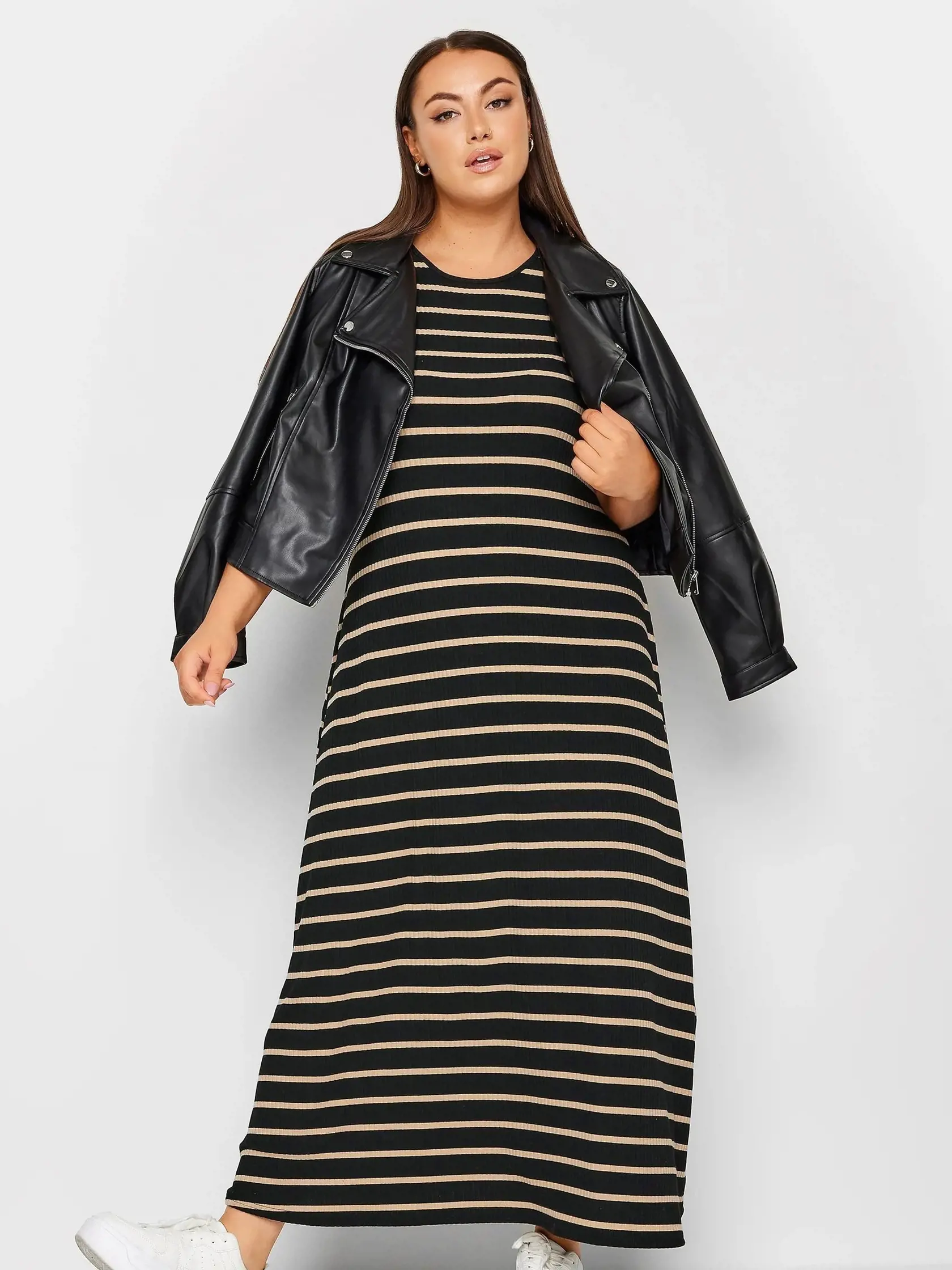 Outfit: Yours
Šaty: 35 €
Bunda: 64 €
Tenisky: 35 €