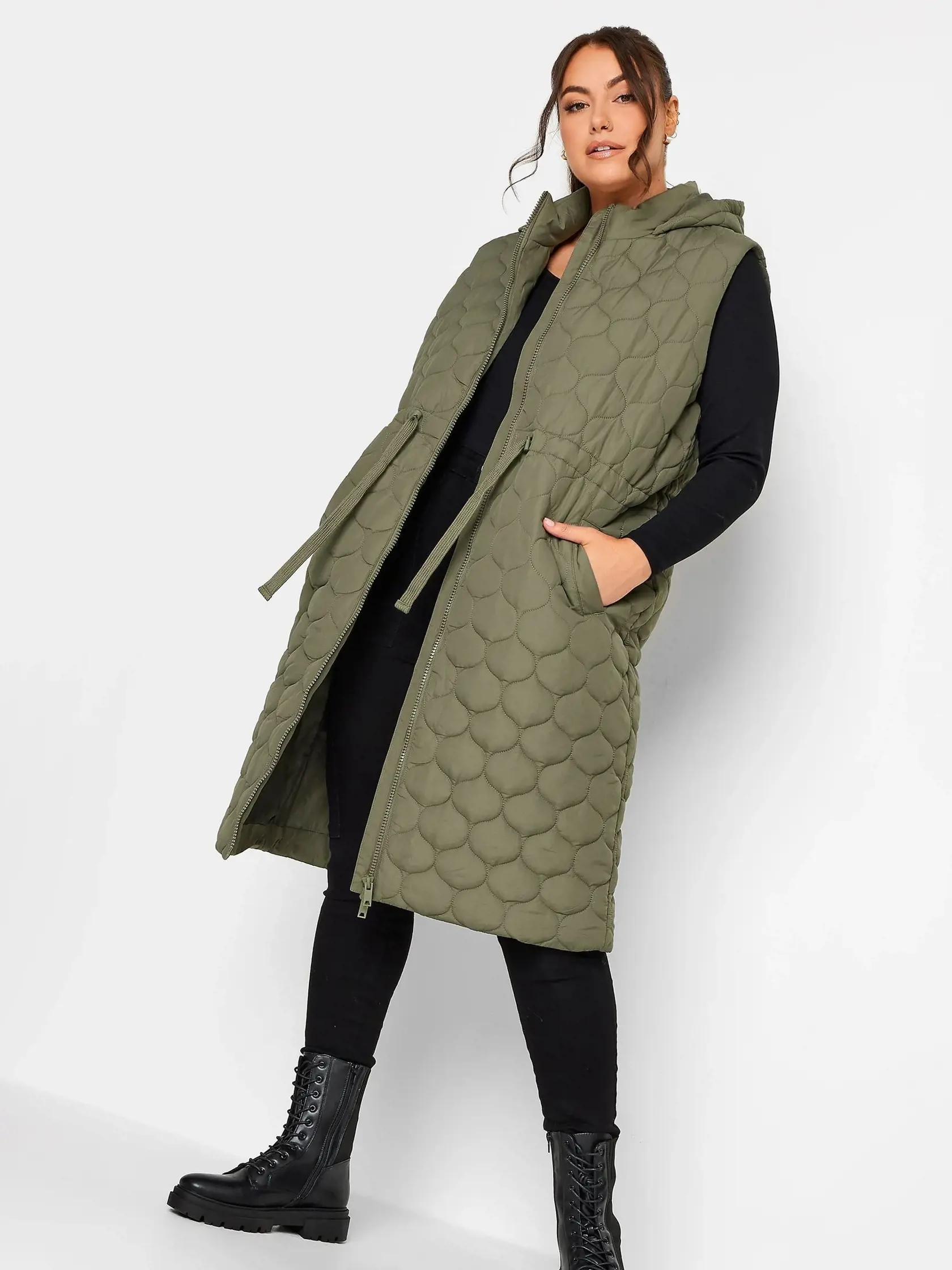 Outfit: Yours
Vesta: 53 €
Top: 13 €
Džegínsy: 26 €