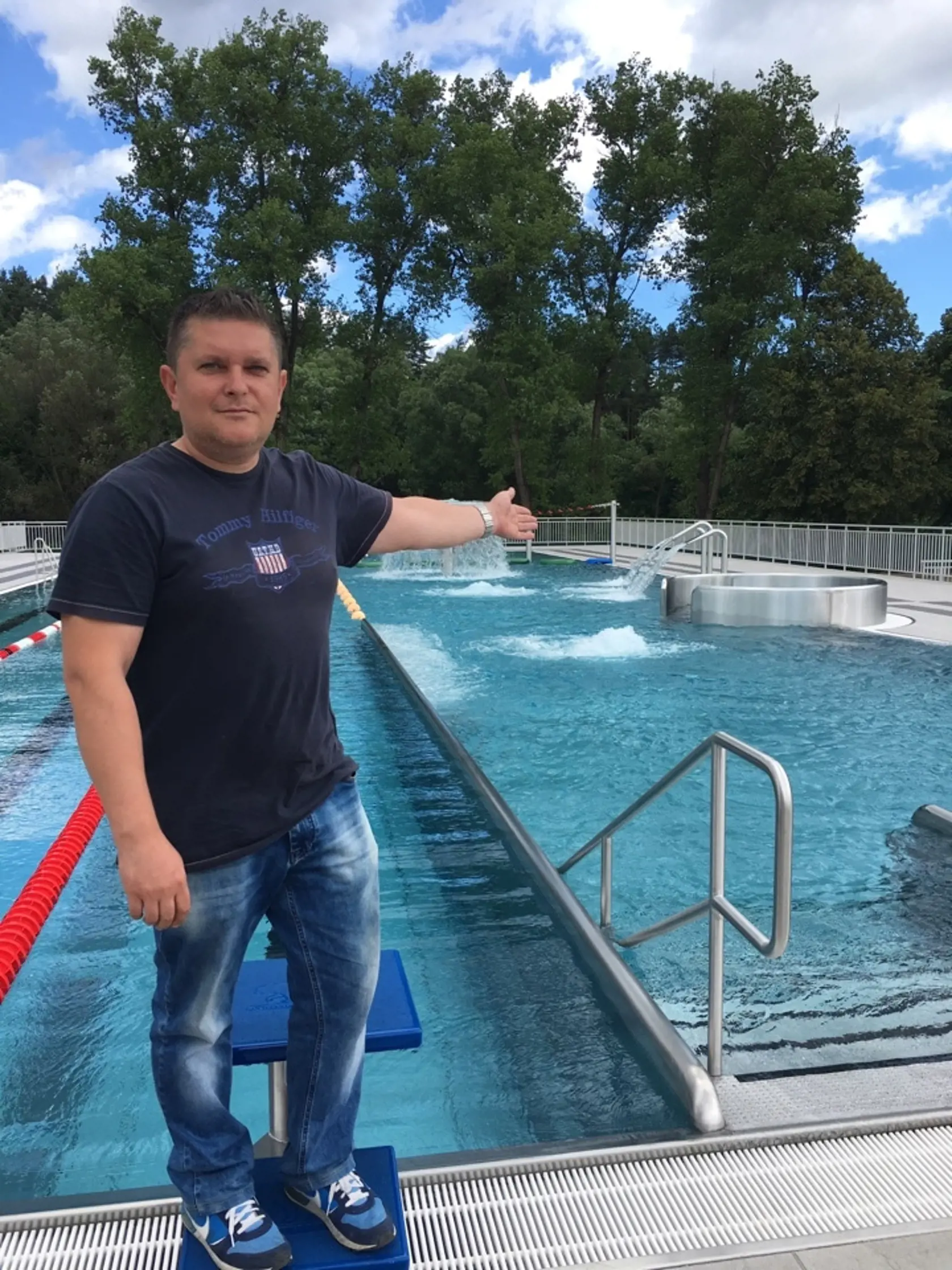 Pripravená je šmykľavka, detský bazén a aj časť pre najmenších. Plavcom nebudú chýbať plavecké dráhy. Na kúpalisku bude k dispozícii okrem plavčíka aj prvá pomoc.
