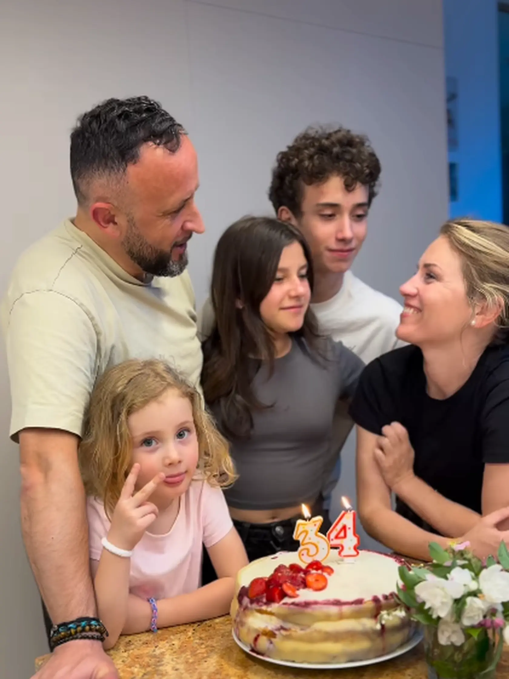 Erika Kandráčová oslávila 43. narodeniny. Rodinka si však zažartovala a čísla na maminej torte šibalsky prehodili. 