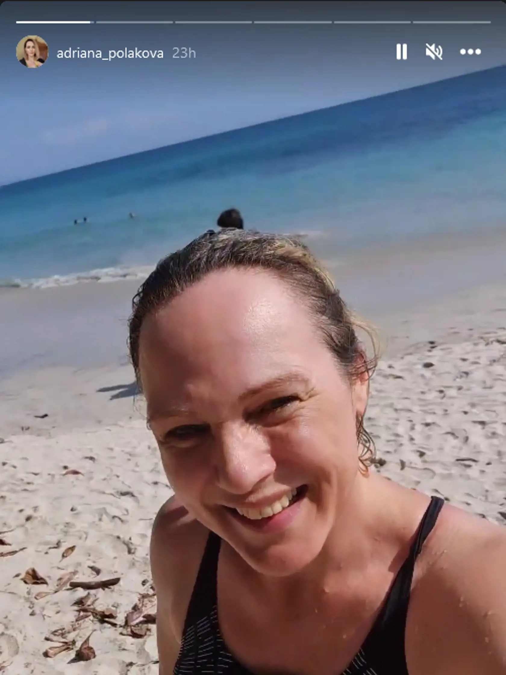 Adriana sa udržuje v kondícii pravidelným plávaním v oceáne.