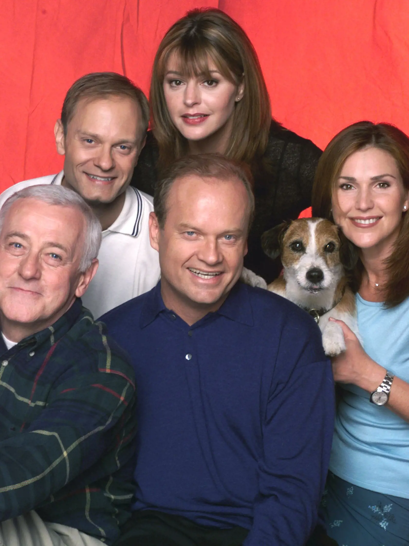 Sitkom Frasier pokračuje v sledovaní osudu jeho rovnomenného protagonistu po tom, čo sa z Bostonu presťahuje do rodného Seattlu. Tam uvádza vlastnú rádiovú šou, je rozvedený a žije s otcom a jeho opatrovateľkou Daphne, do ktorej sa beznádejne zamiluje Frasierov brat Niles.