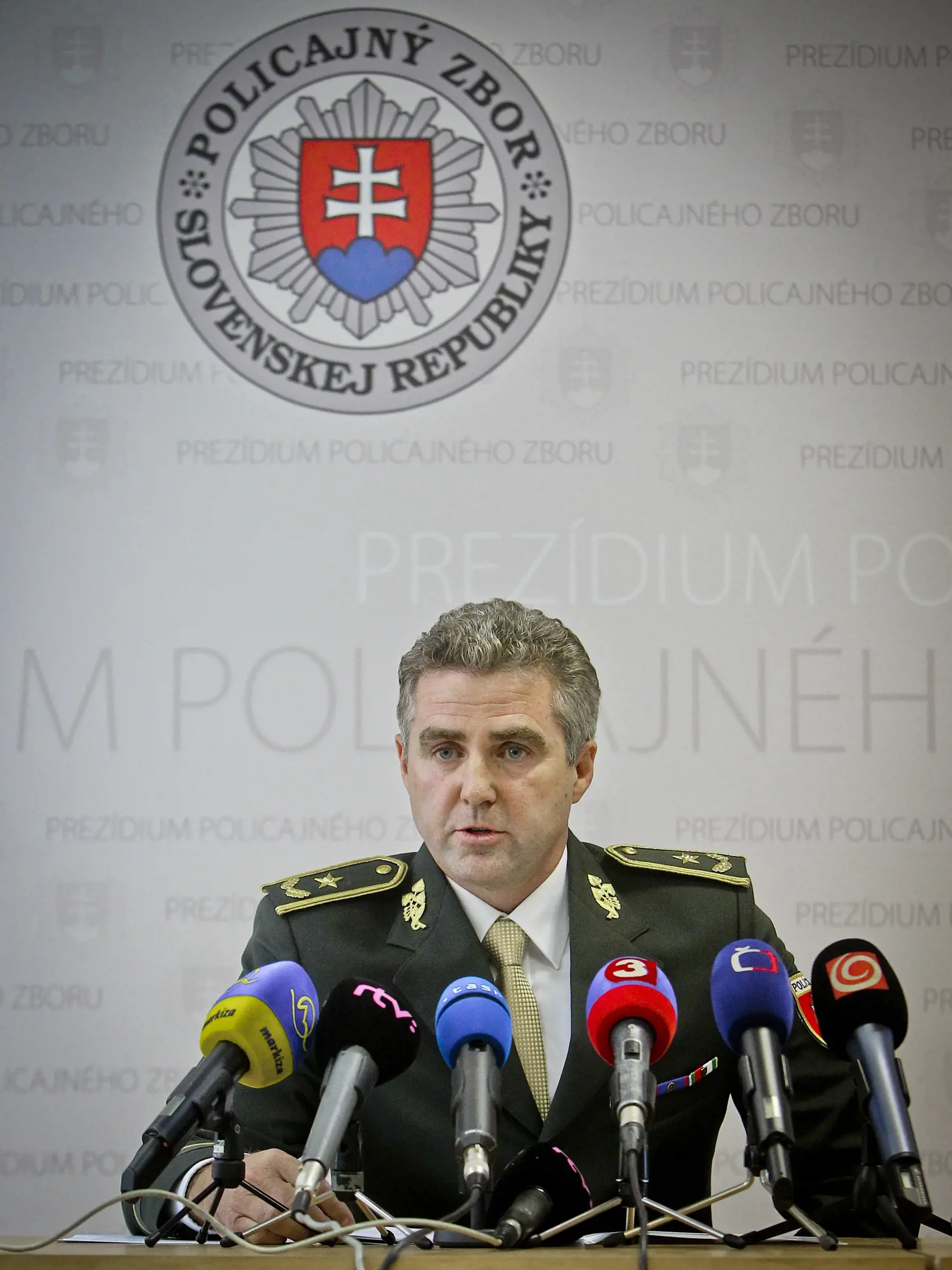 Na snimke prezident Policajneho zboru Slovenskej republiky gen. PaedDr. Tibor Gaspar pocas tlacovej konferencie na temu dovozu nebezpecneho alkoholu s obsahom metanolu z predajni a vyrobni v Ceskej republike, kde po poziti takehohoto alkoholu zomrelo uz niekolko obcanov.