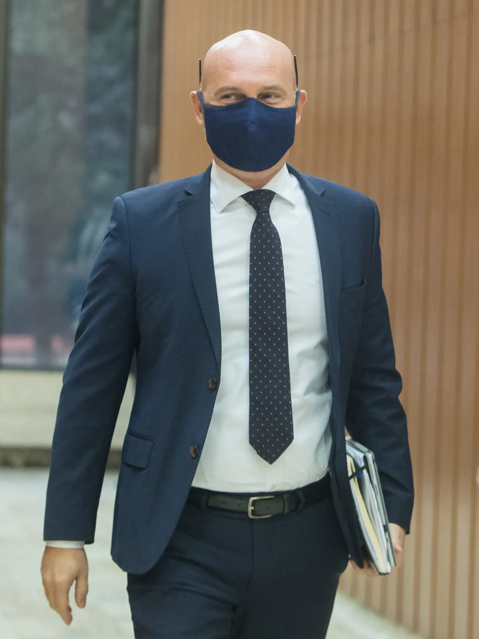 Branislav Gröhling (SaS) s ochranným rúškom na tvári.