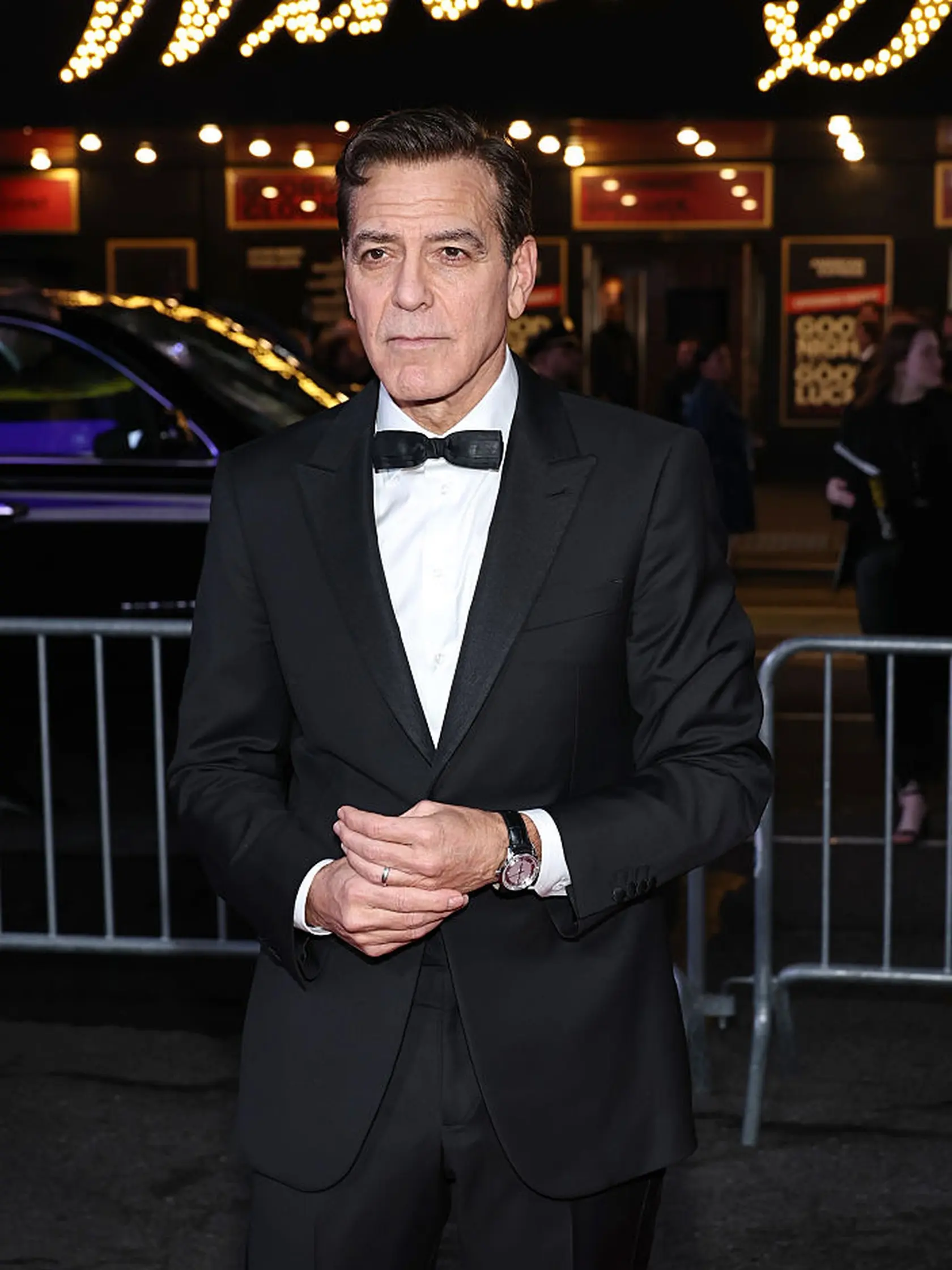 George Clooney zmenil imidž. Šedivý vlk je preč. Kvôli úlohe na Broadwayi si odfarbil vlasy a je na nepoznanie. Ubralo mu to 20 rokov.