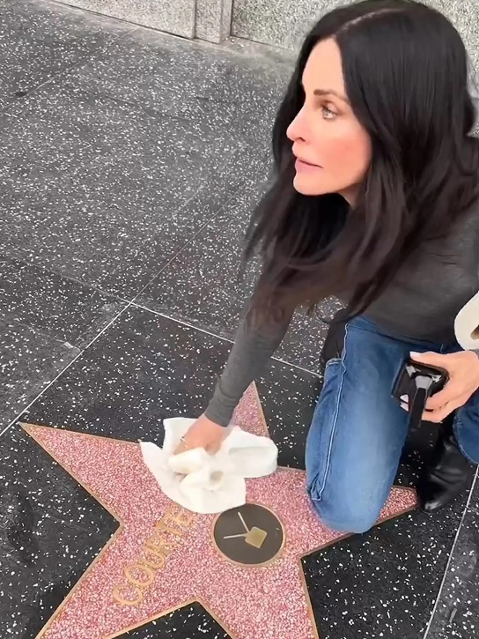 Kto by si nepamätal postavu Monicy Gellerovej z kultového sitkomu Priatelia? Courteney Cox (58) stvárnila puntičkársku postavu posadnutú upratovaním bravúrne. Niet sa ani čomu čudovať. Herečka je posadnutá poriadkom aj v reálnom živote, čo dokázala, keď sa objavila na chodníku slávy v Hollywoode, aby toaletným papierom vyčistila svoju hviezdu.