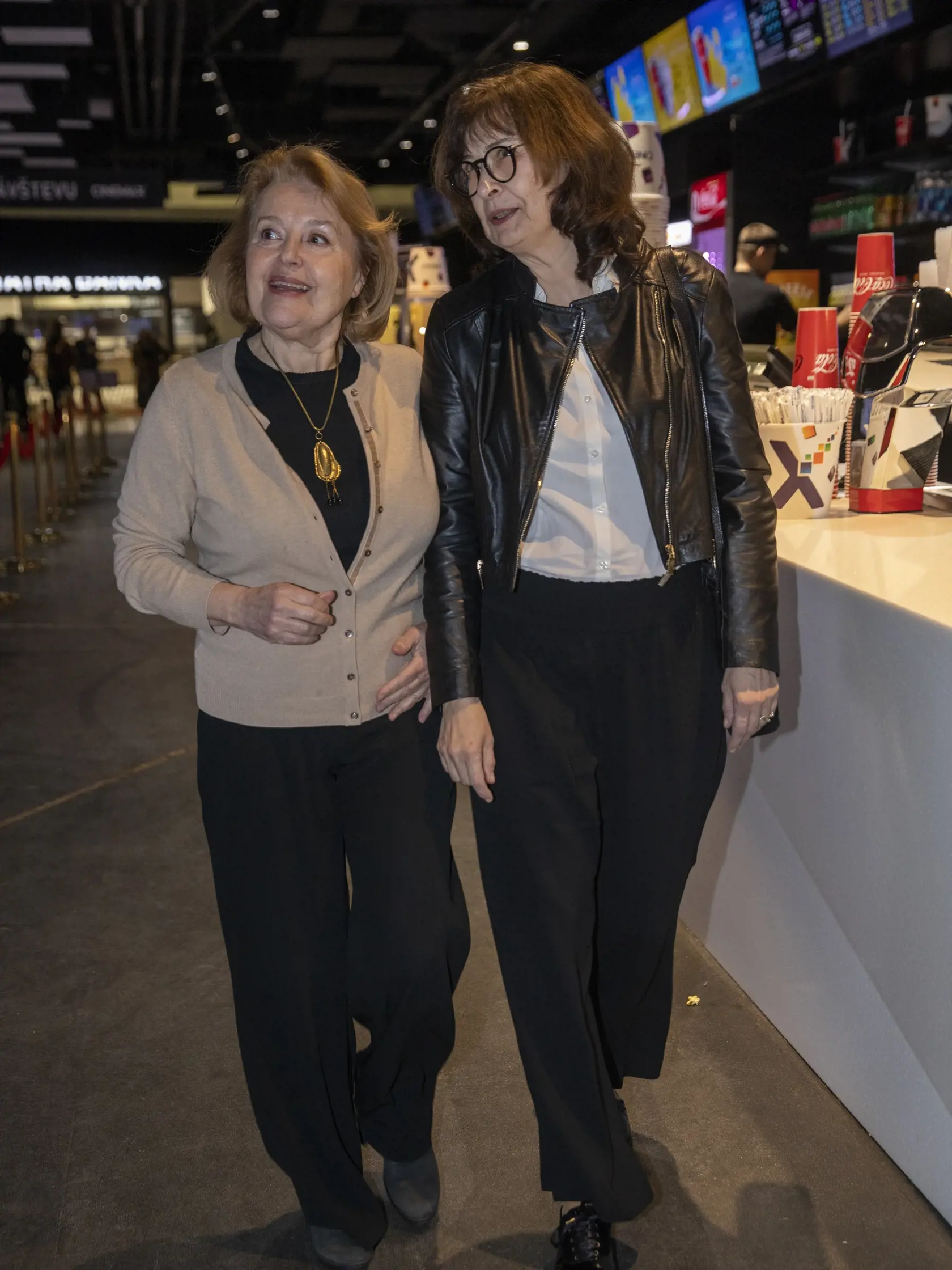 Na snímke je premiéra filmu Slúžka na motívy knihy Hany Lasicovej.
Magda Vašáryová a Lucia Žitňanská.