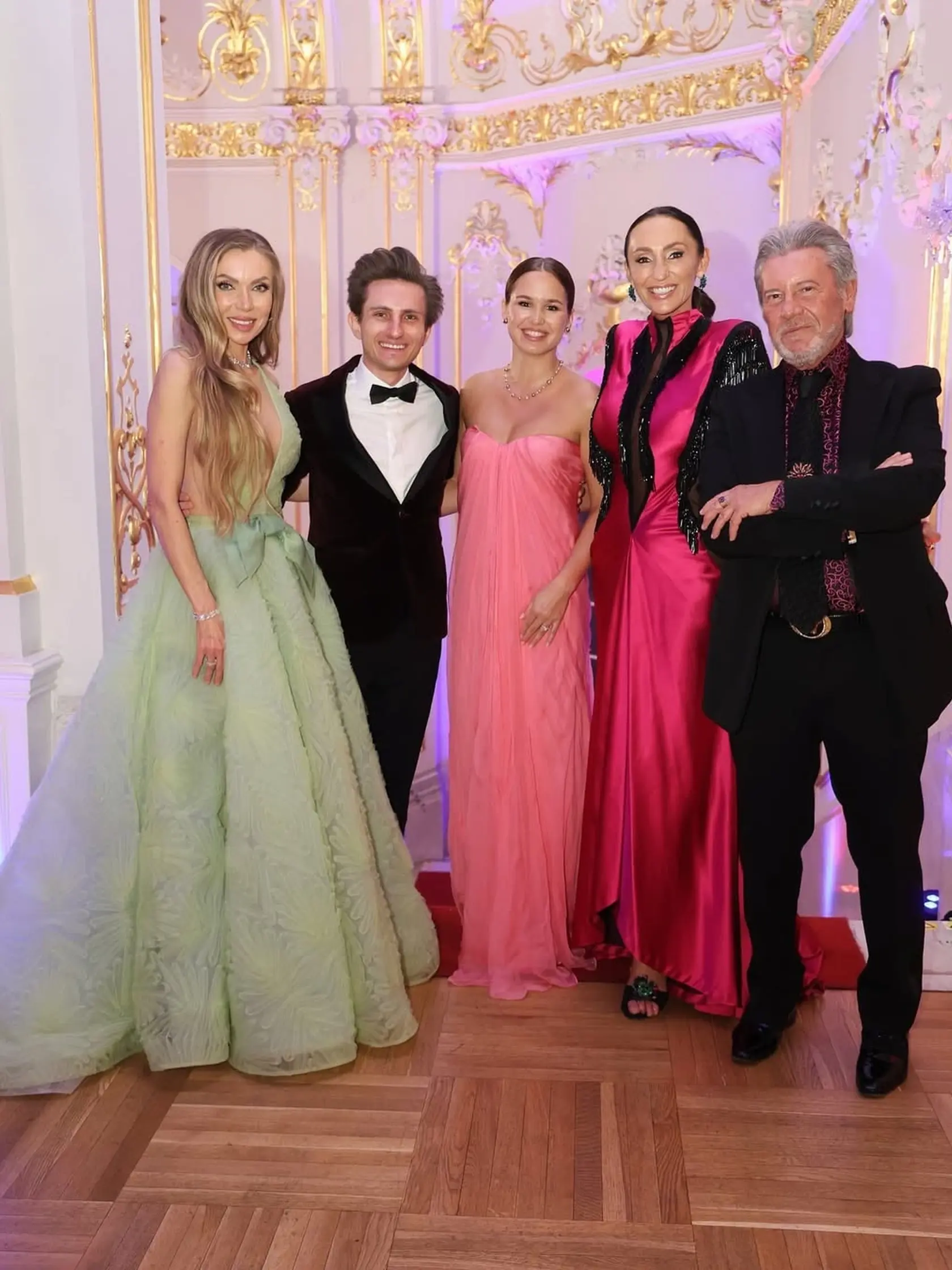 Huslista Filip Jančík s manželkou Luciou a manželmi Lelkesovcami a Janou Pištejovou (vľavo). 