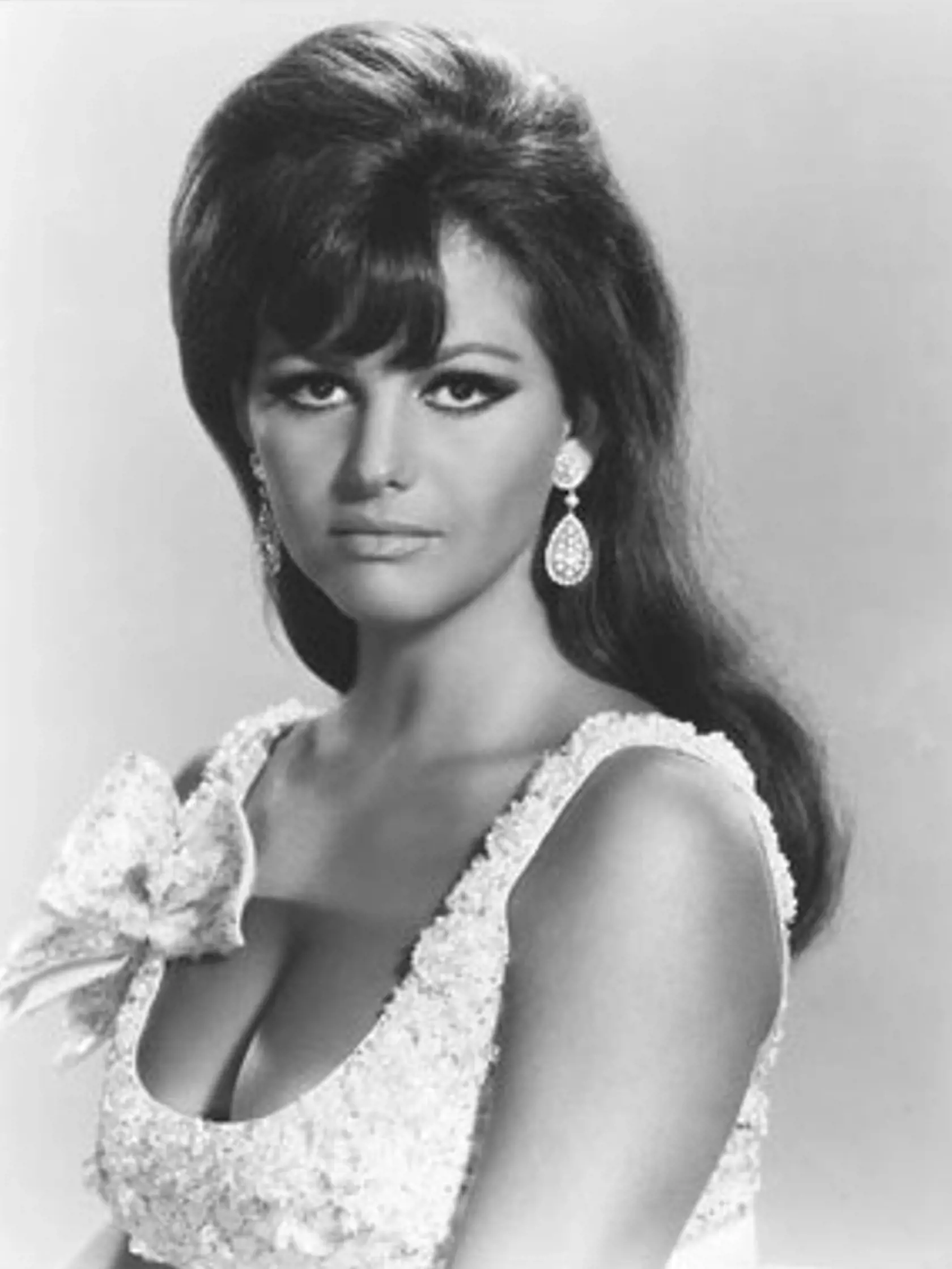 Claudia Cardinale sa narodila v Tunisku, kam sa presťahovala jej rodina, pochádzajúca zo Sicílie.
V roku 1957 vyhrala titul najkrajšej Talianky v Tunisku čo jej umožnilo vycestovať na Filmový festival v Benátkach kde jej exotická krása získala veľké uznanie. Do dvoch mesiacov získala kontrakt na filmovú rolu. Jej najväčšou príležitosťou bol film Vtedy na Západe.
