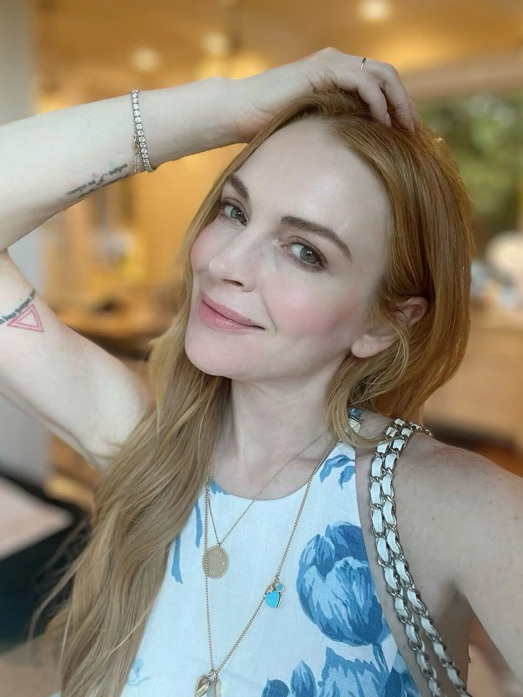 Lindsay Lohan ukazuje tvár bez jedinej vrásky.