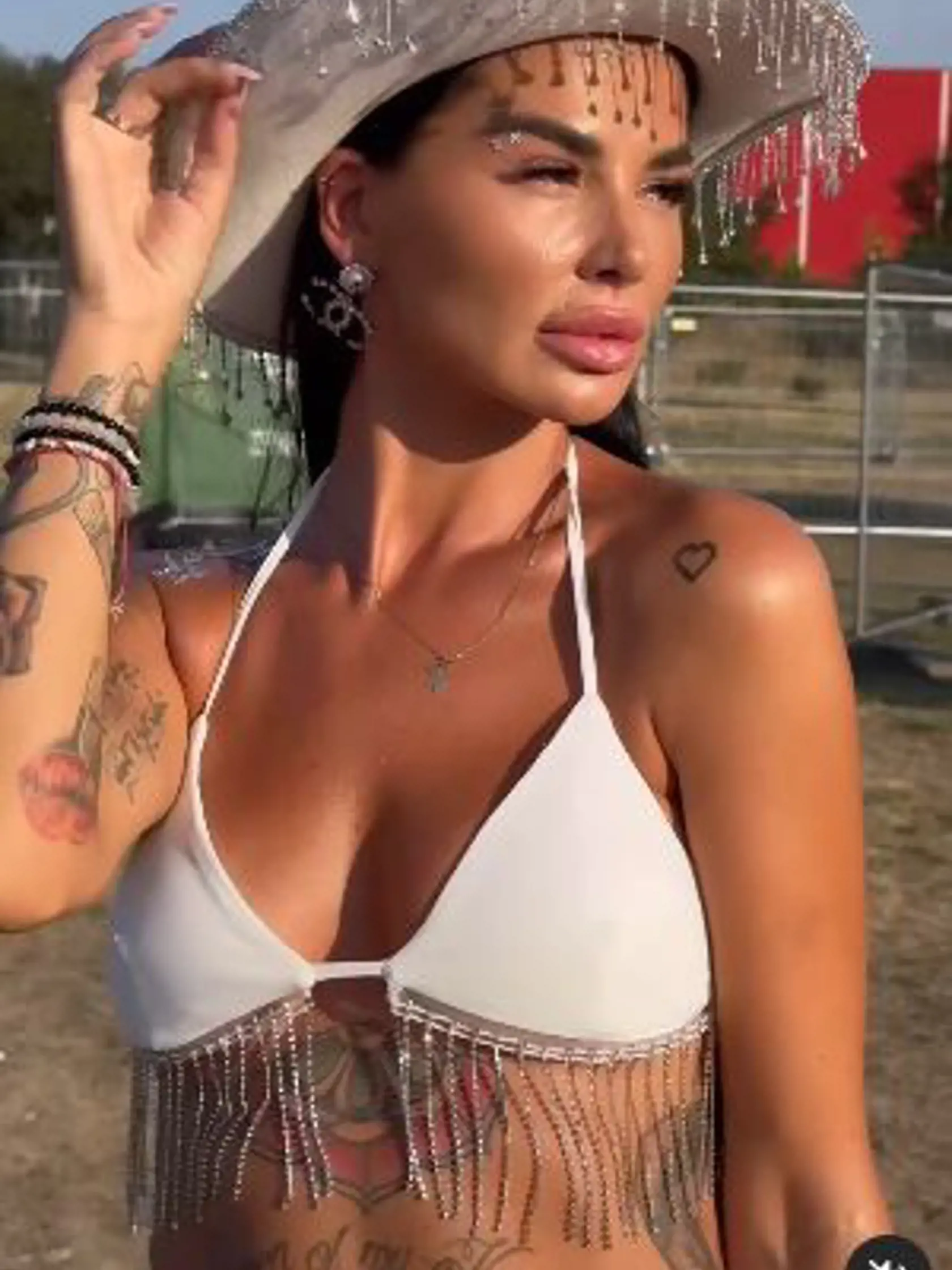 Festival Lovestream prilákal mnohé známe tváre. Na snímke kovbojka Zuzana Plačková, ktorá sa prvý deň predviedla v bielej strapcovej podprsenke.