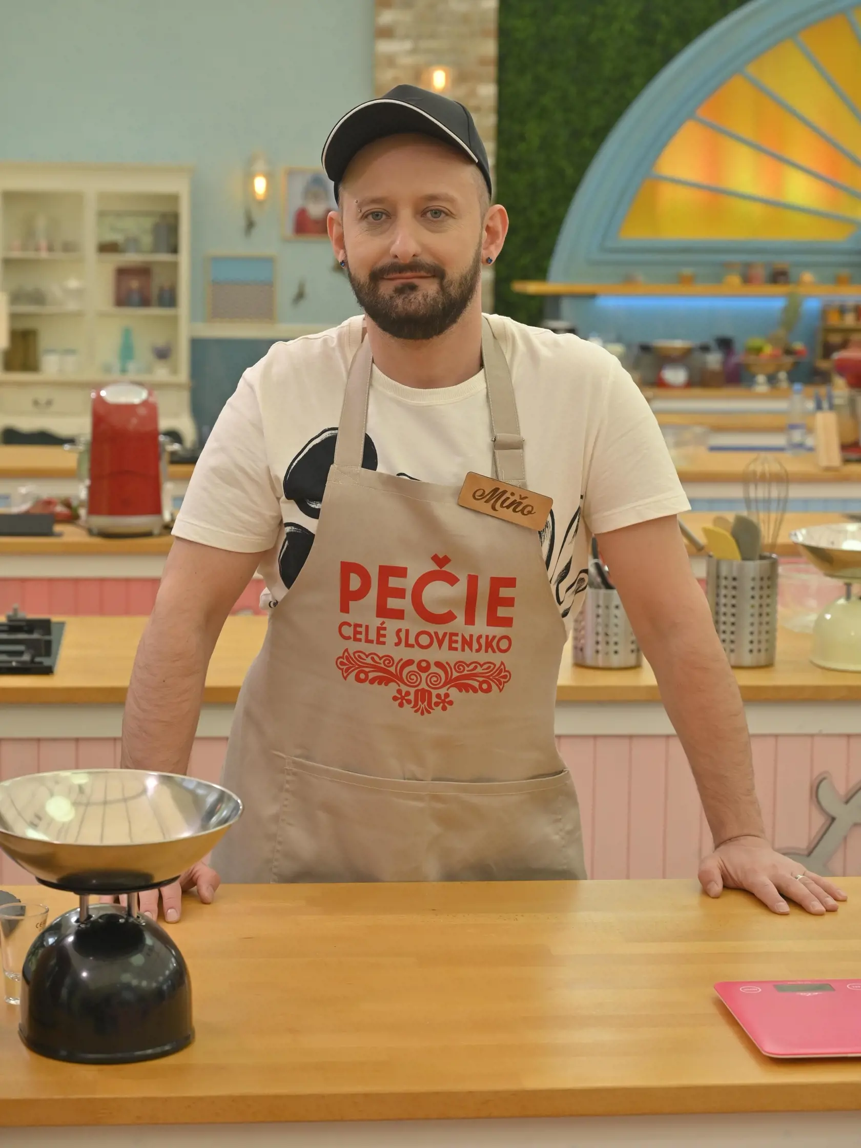 Víťaz prvej série Pečie celé Slovensko Miňo Macula.