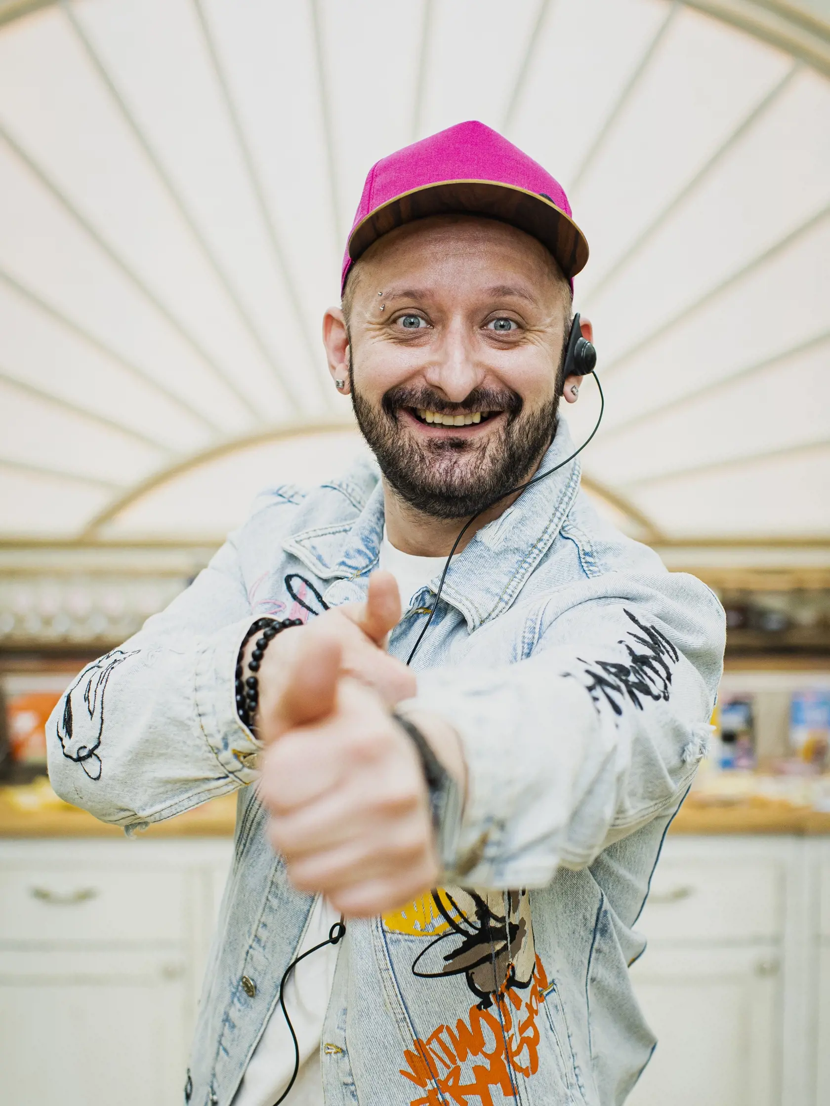 Na snímke Miroslav "Miňo" Macuľa počas natáčania tretej série Pečie celé Slovensko.