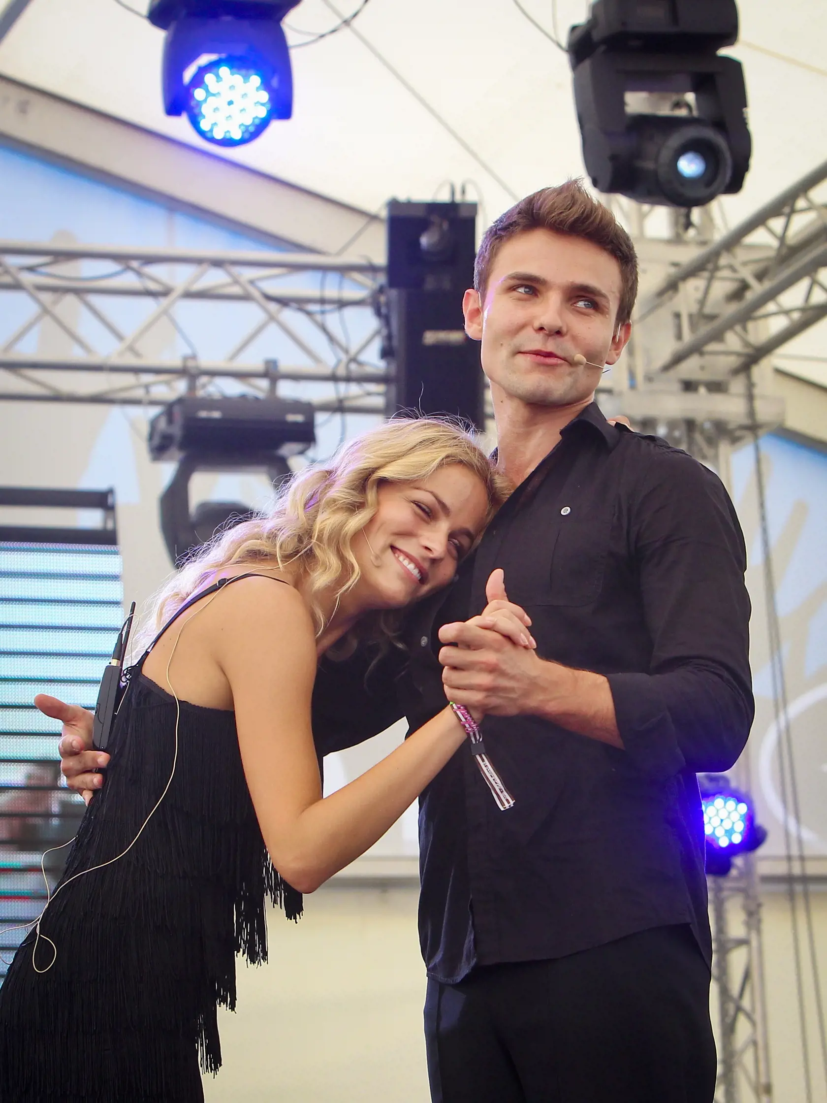 Na letisku v Trencine sa v tychto dnoch kona 16. rocnik festivalu Bazant Pohoda. Na snimke profesionalni tanecnici, surodenci Ivana a Tomas Surovcovci pocas workshopu Tango Argentino.