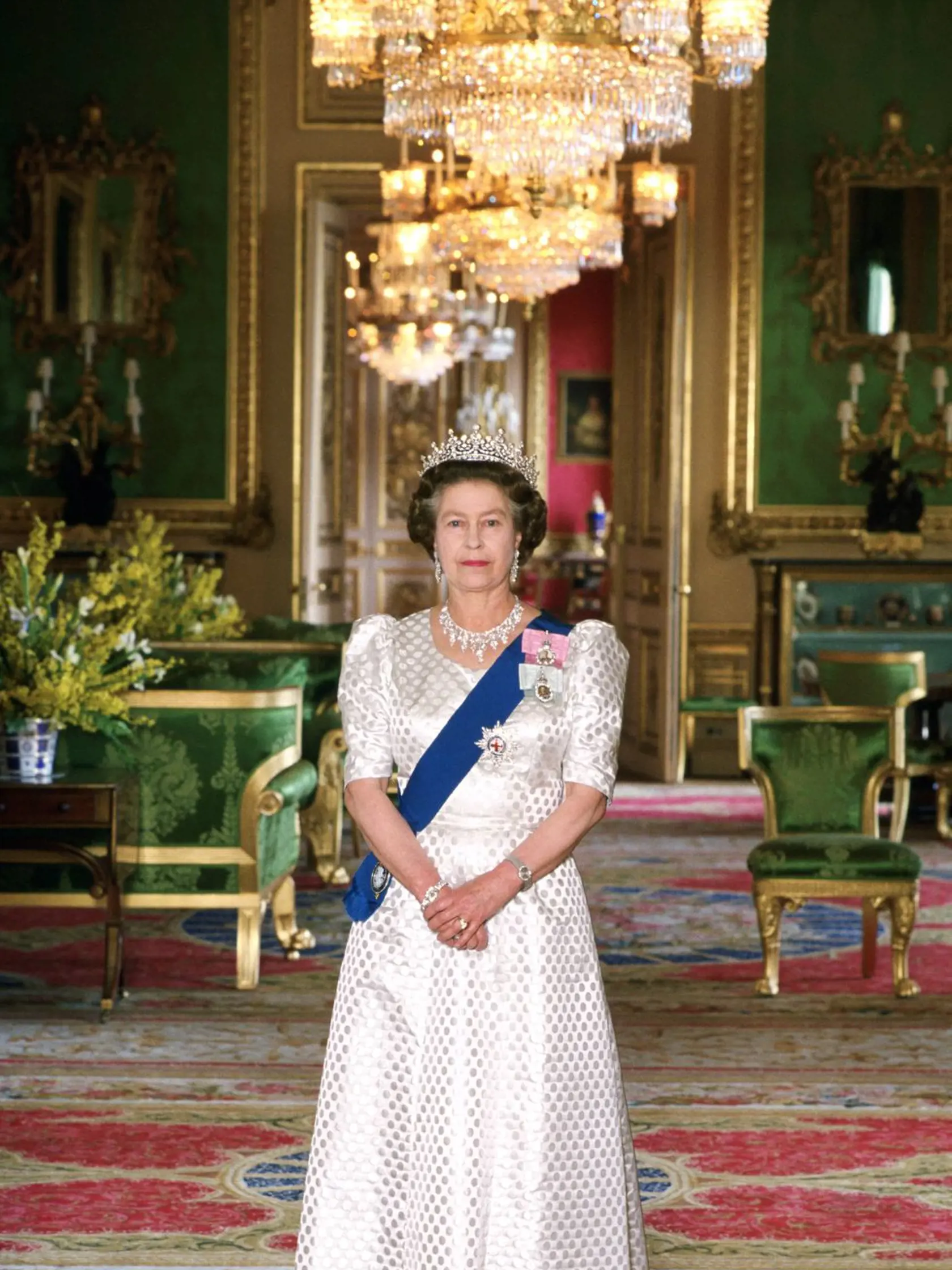 Kráľovná Alžbeta II. pózuje doma v zelenom salóniku, vo Windsor Castle.
